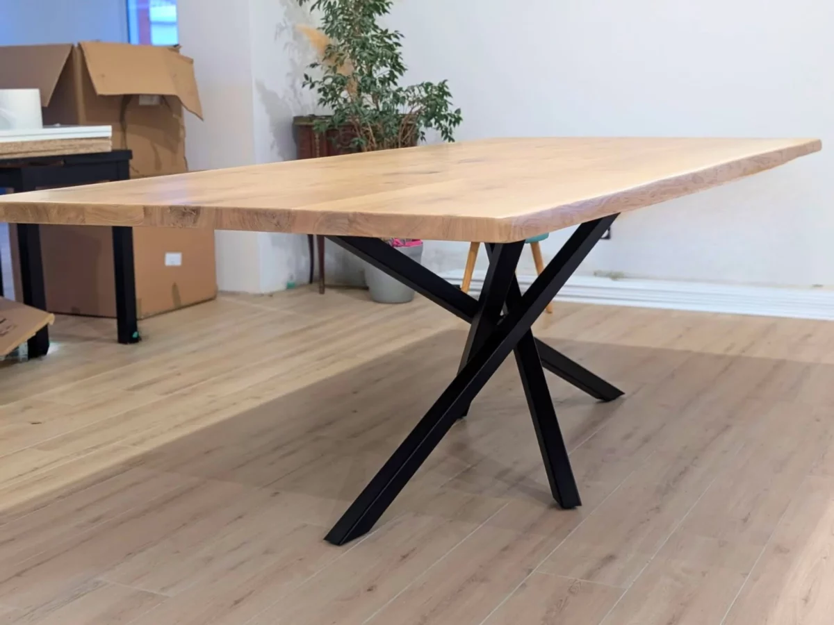 Une table avec un pied Mikado