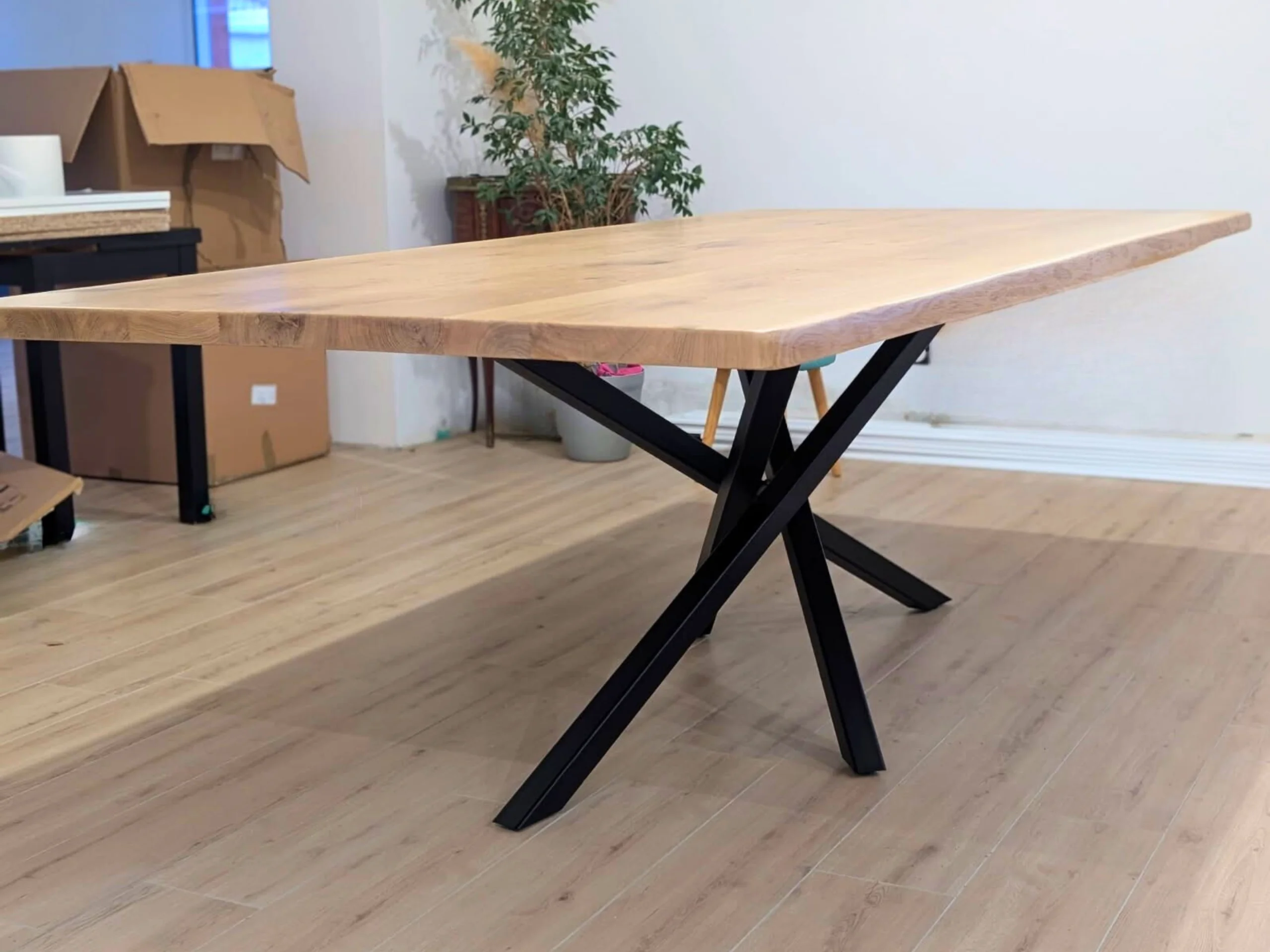 Une table avec un pied Mikado