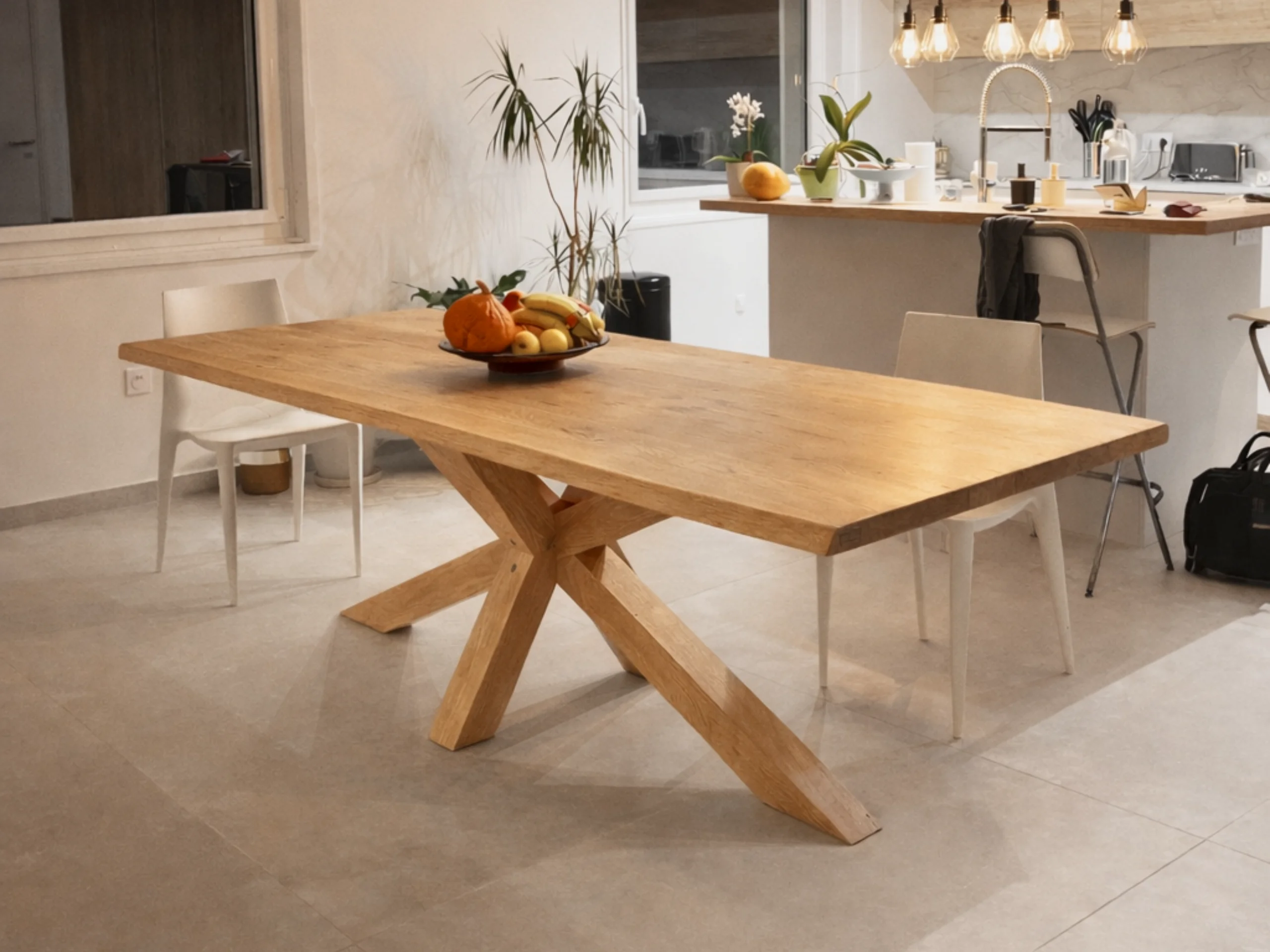 Une table avec un pied en chêne massif central