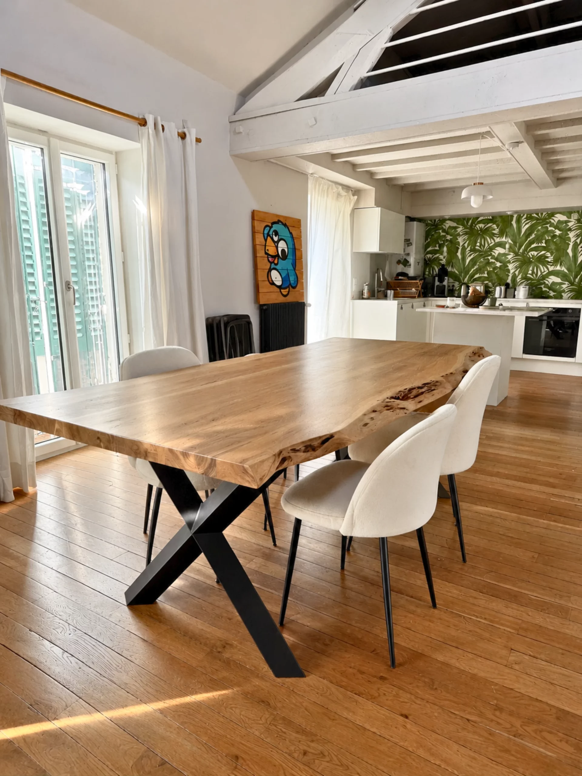 Une table à pied croisé
