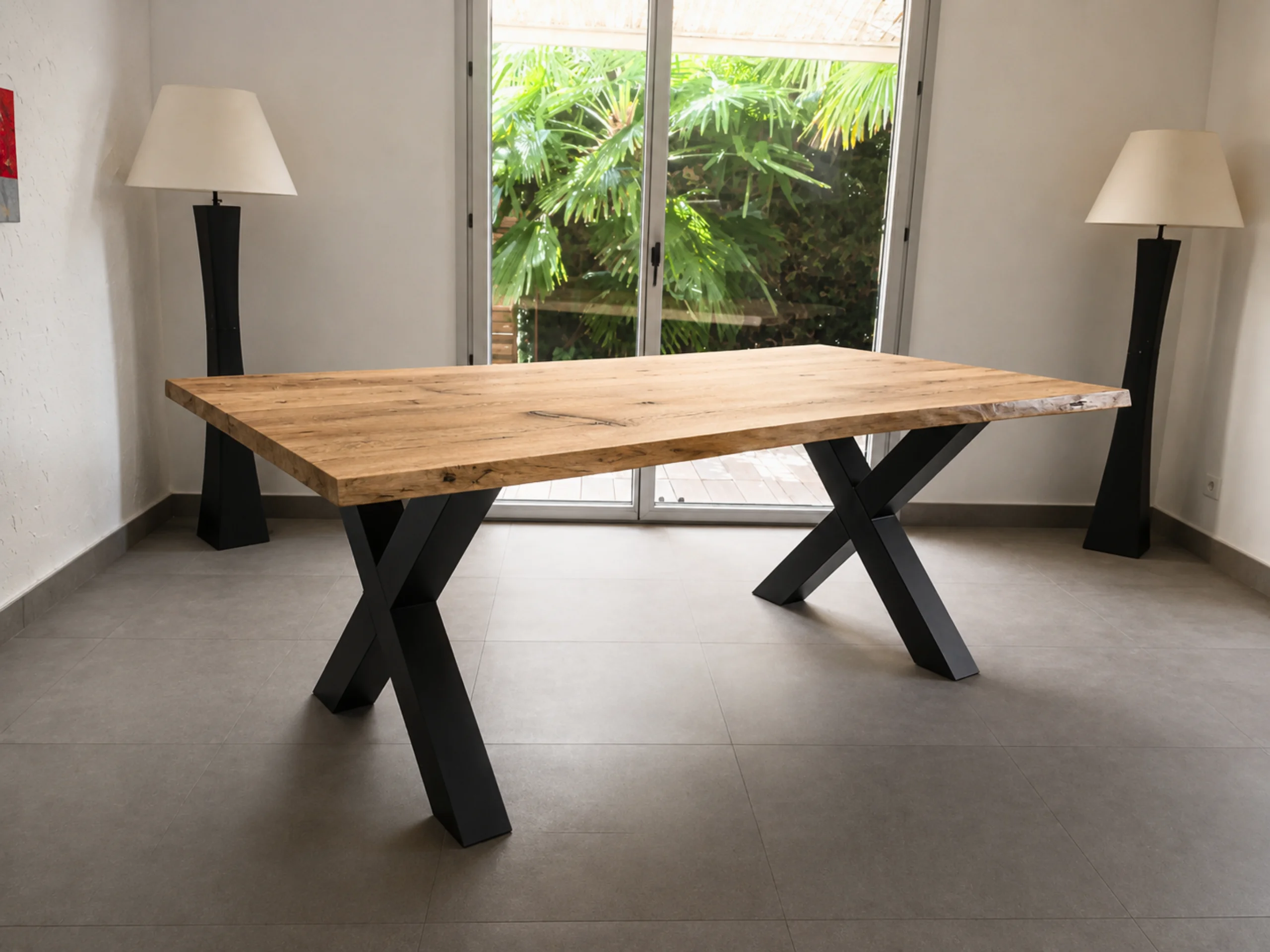 Une table avec pied en croix