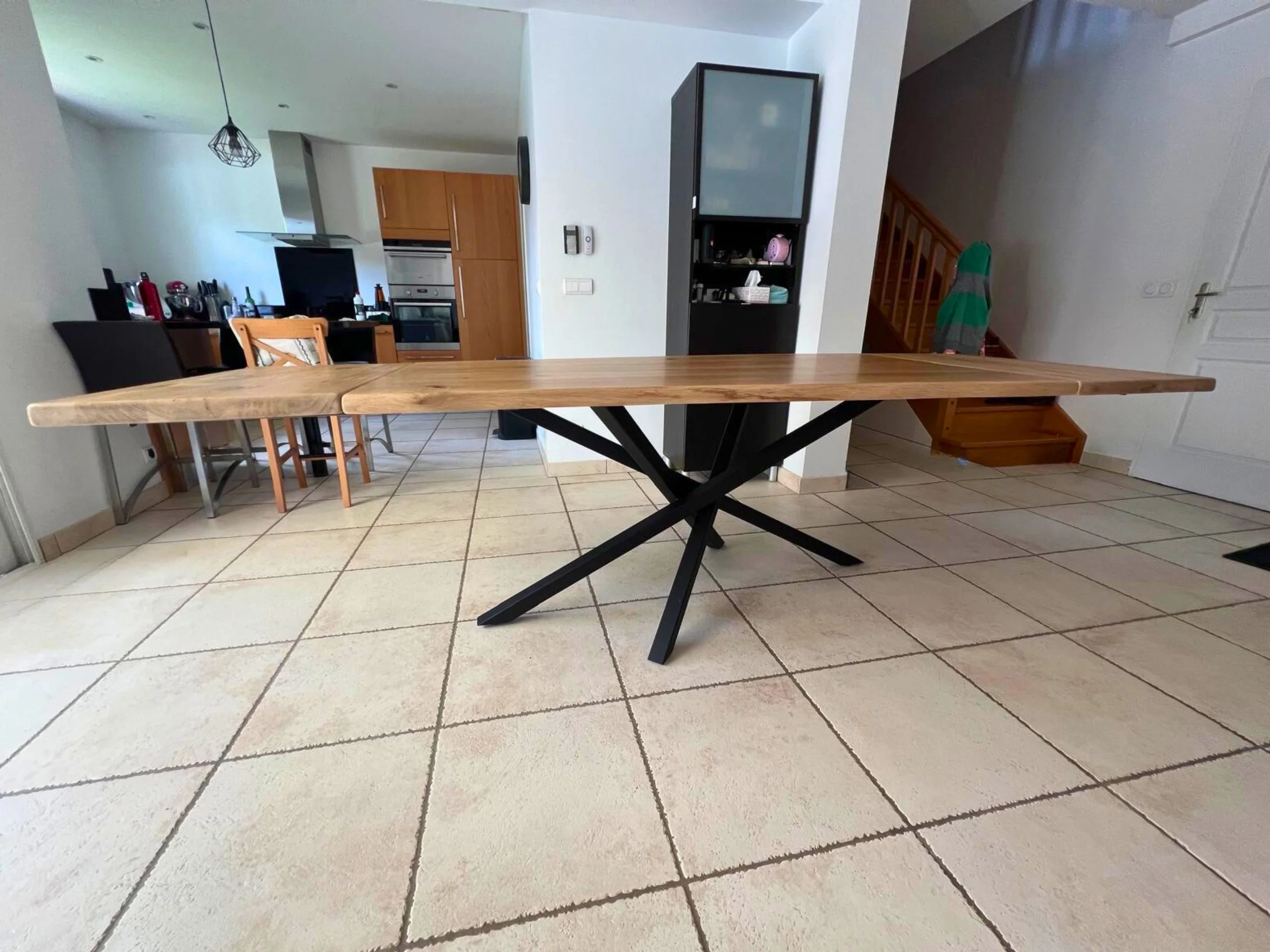 Une table avec les pieds croisés
