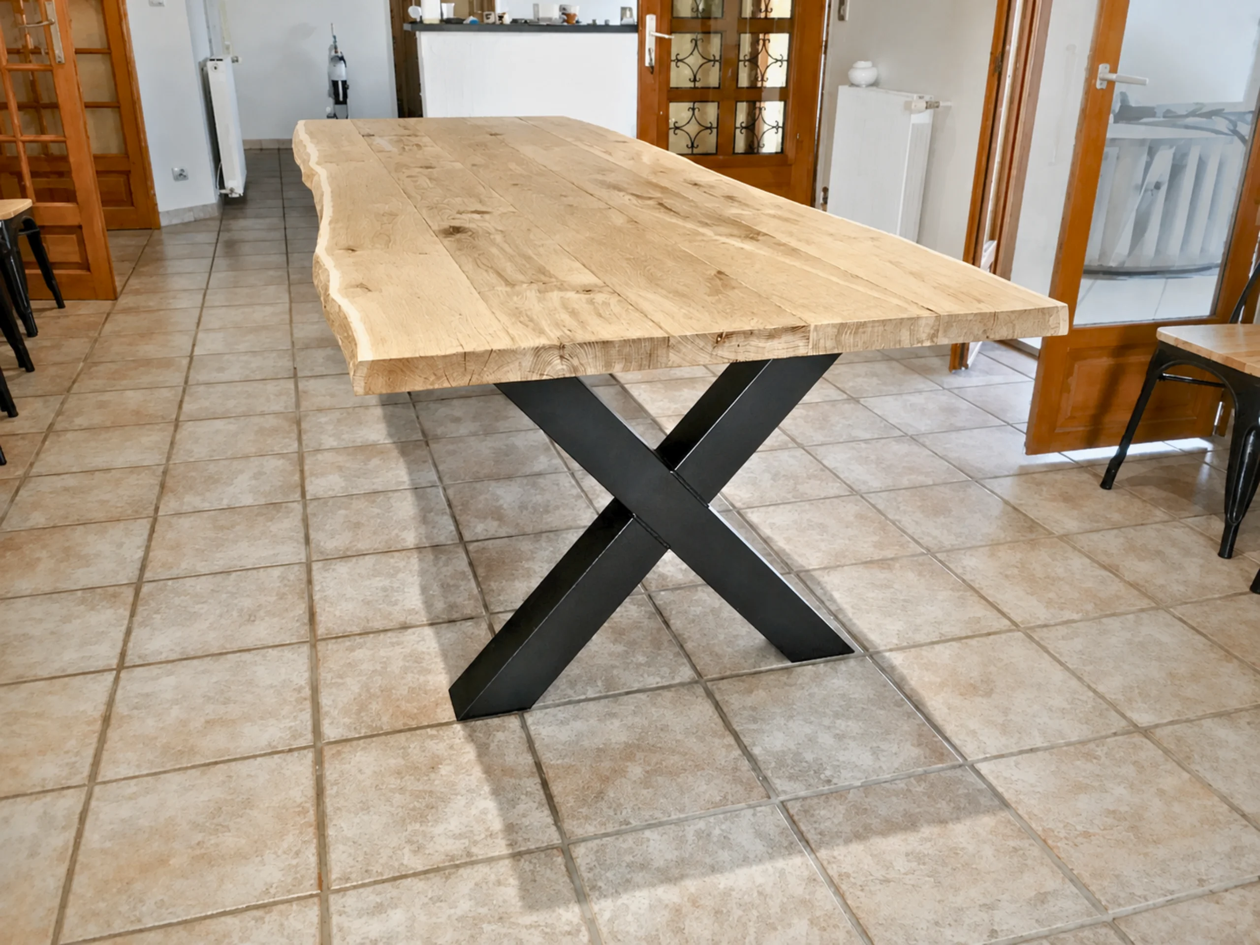 Une table pieds croix