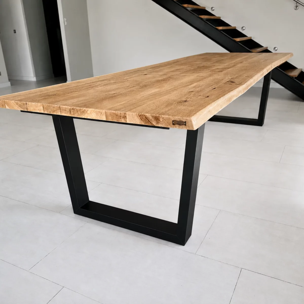 Une table rectangulaire en bois