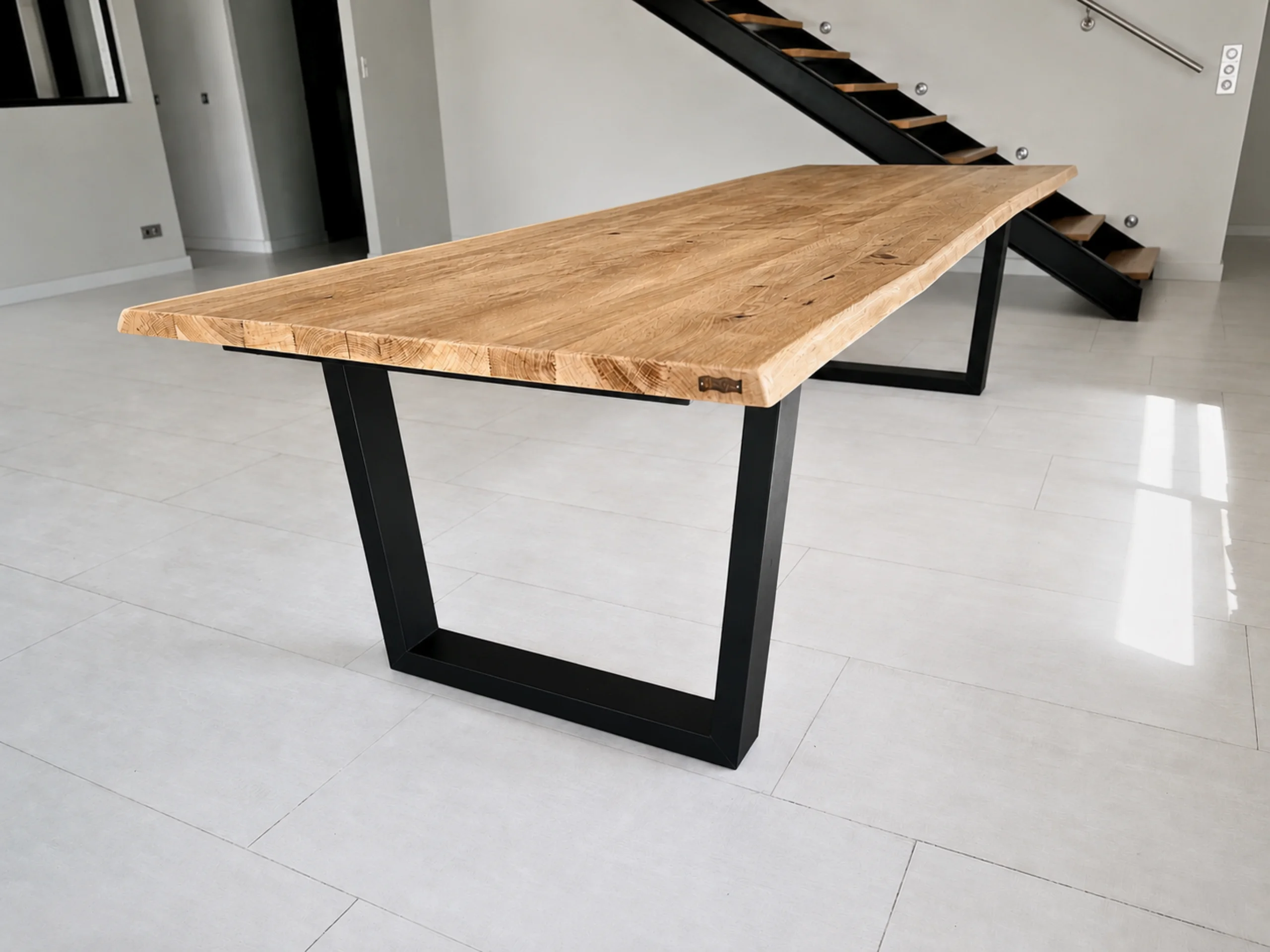 Une table rectangulaire en bois