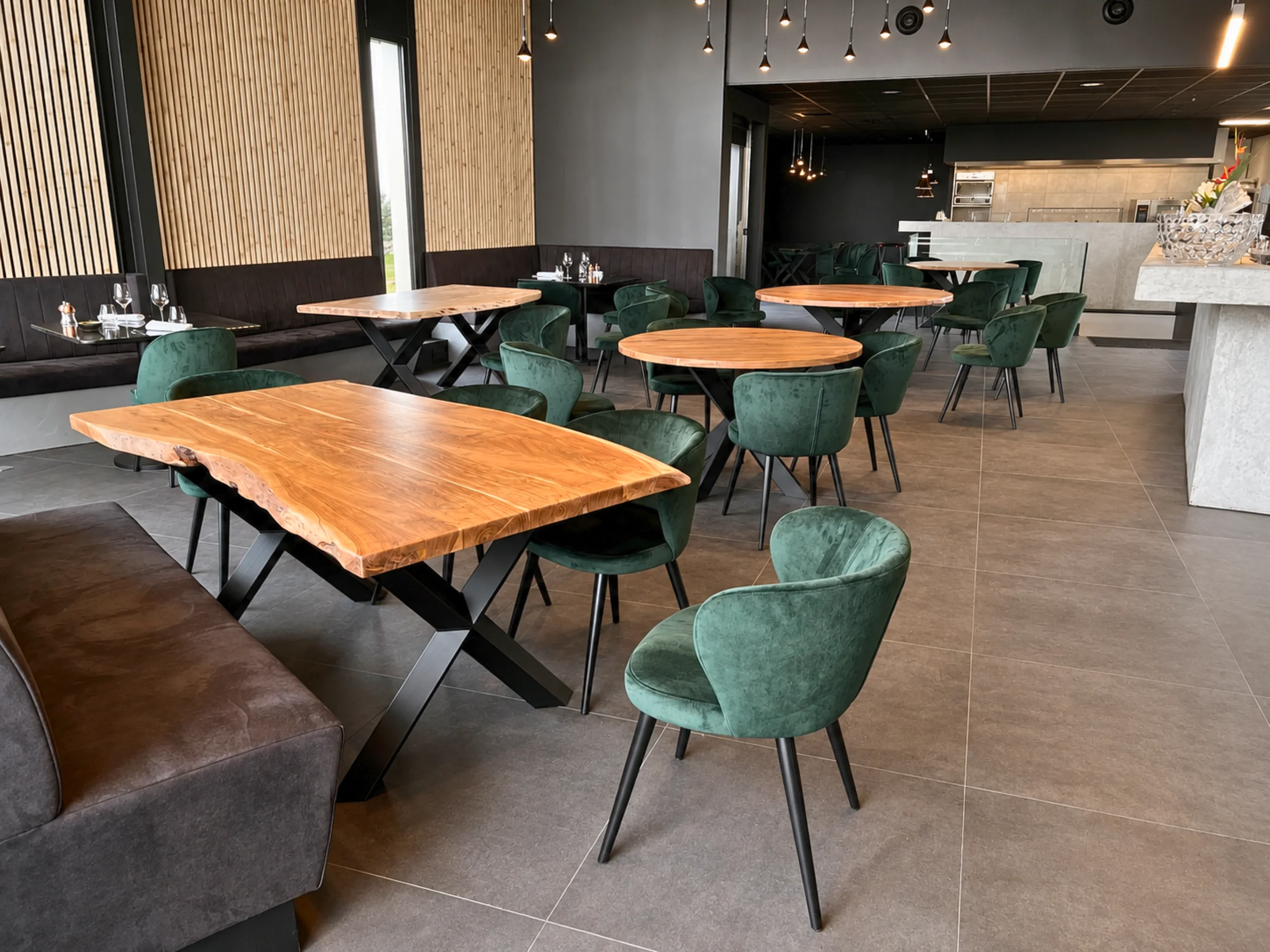 Des tables à manger avec des pieds croisés