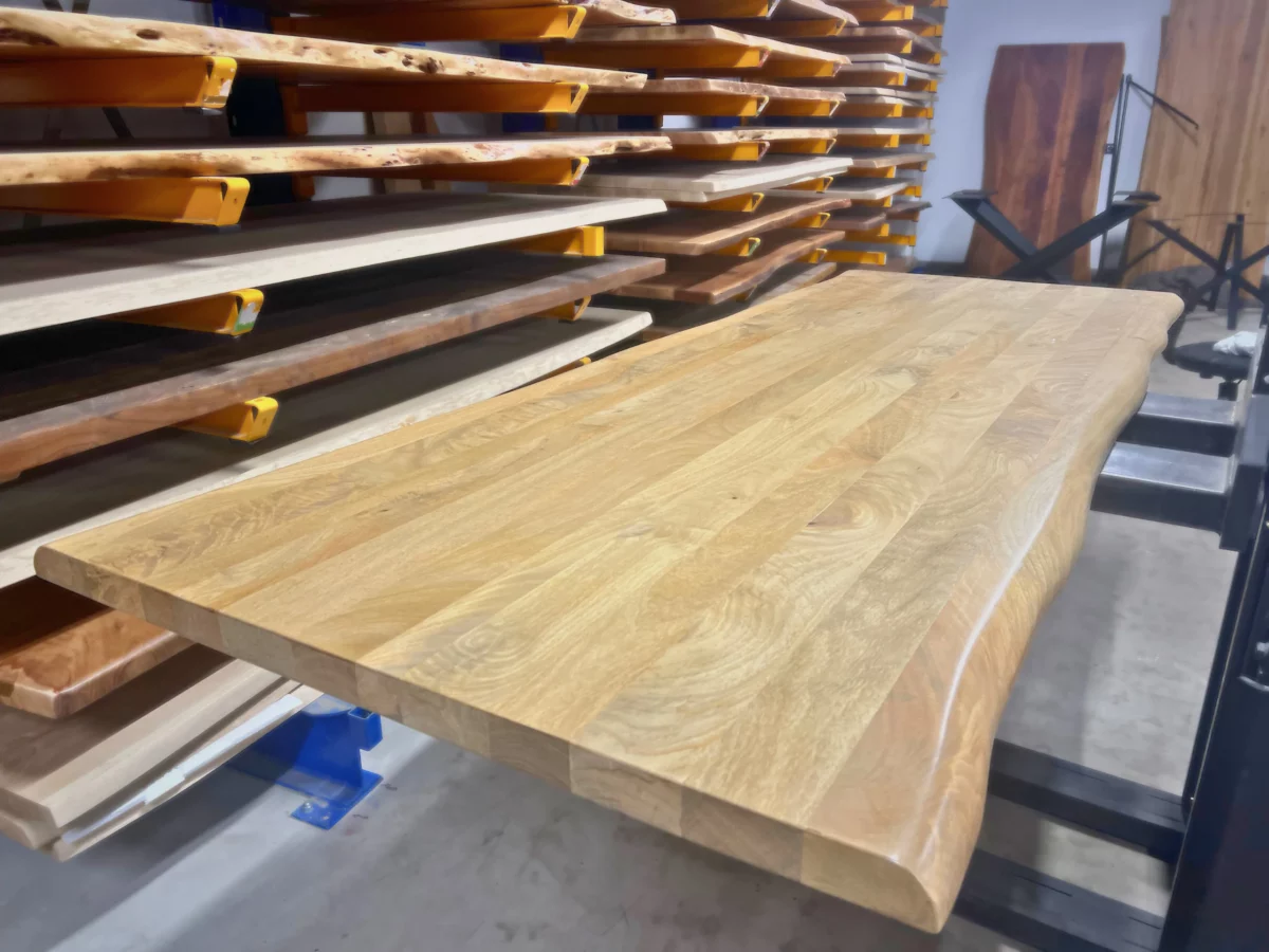 Un plateau en manguier dans un atelier de tables