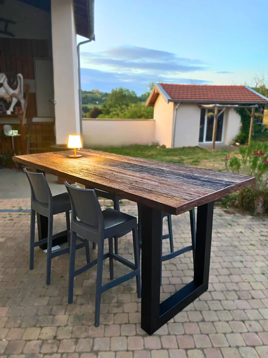 Une table haute bar sur une terrasse