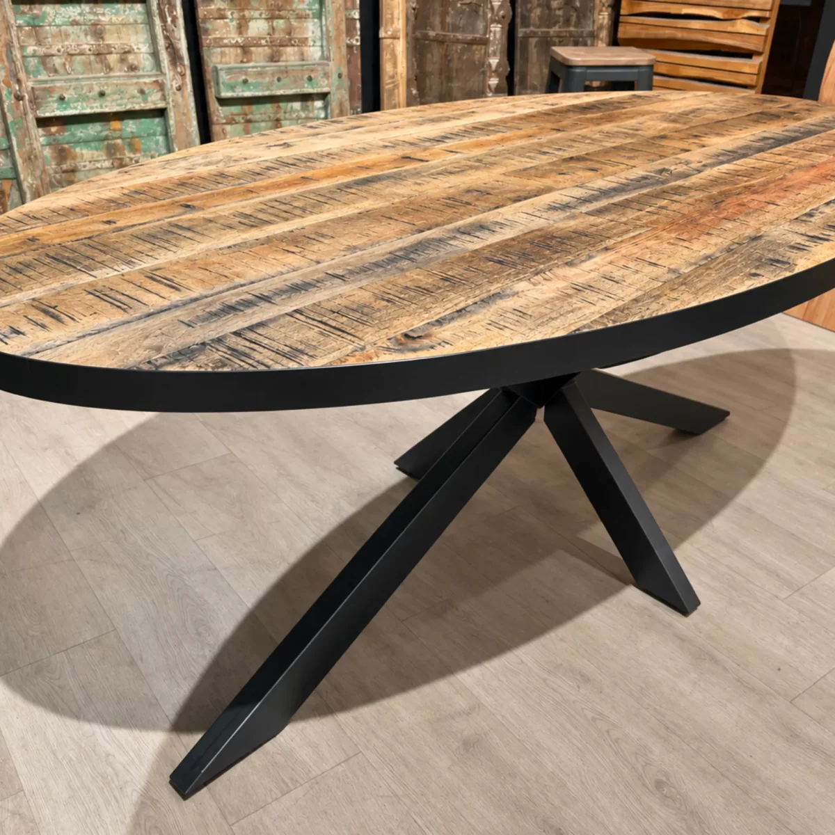 Une table à manger en manguier