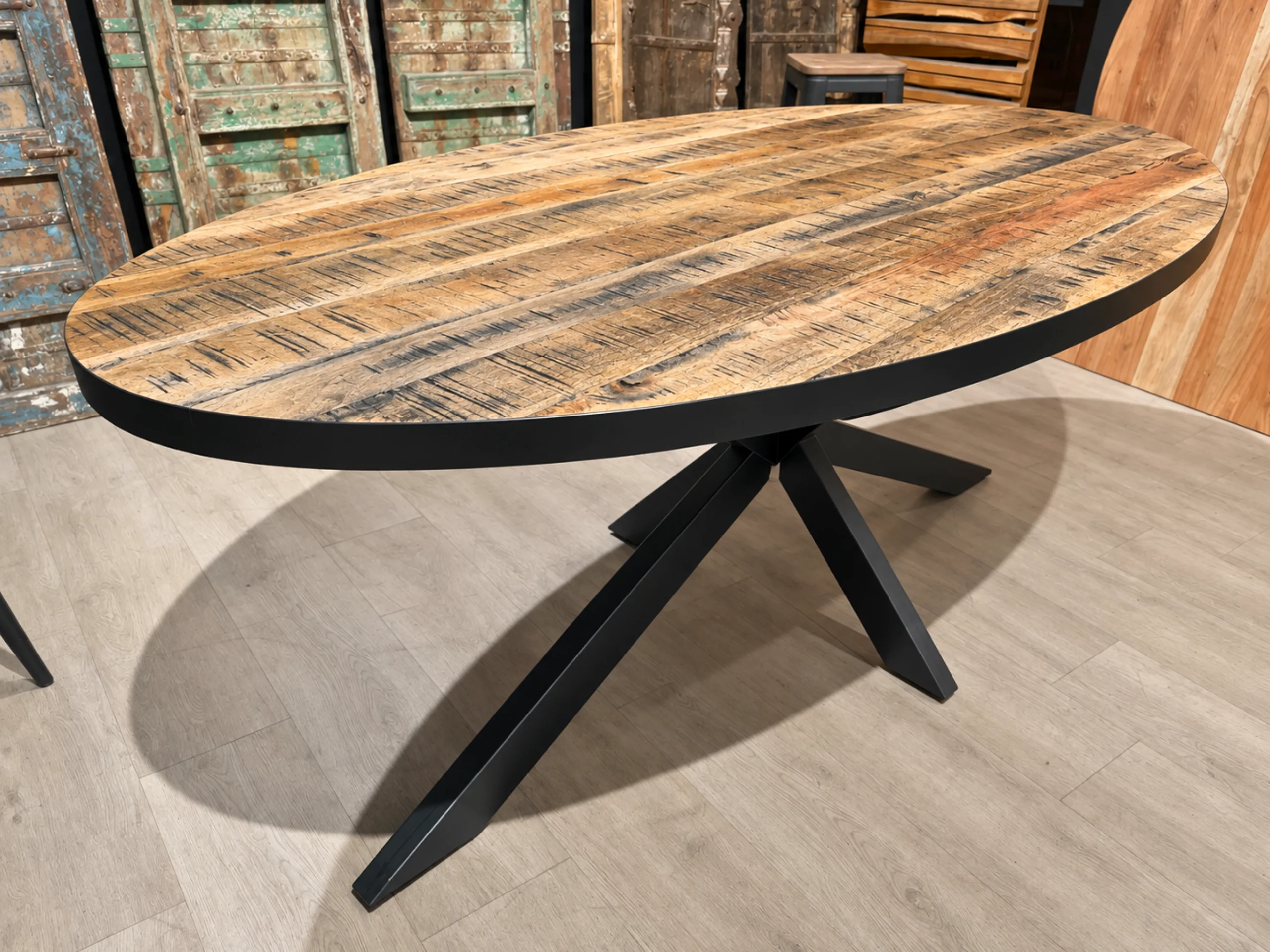 Une table à manger en manguier