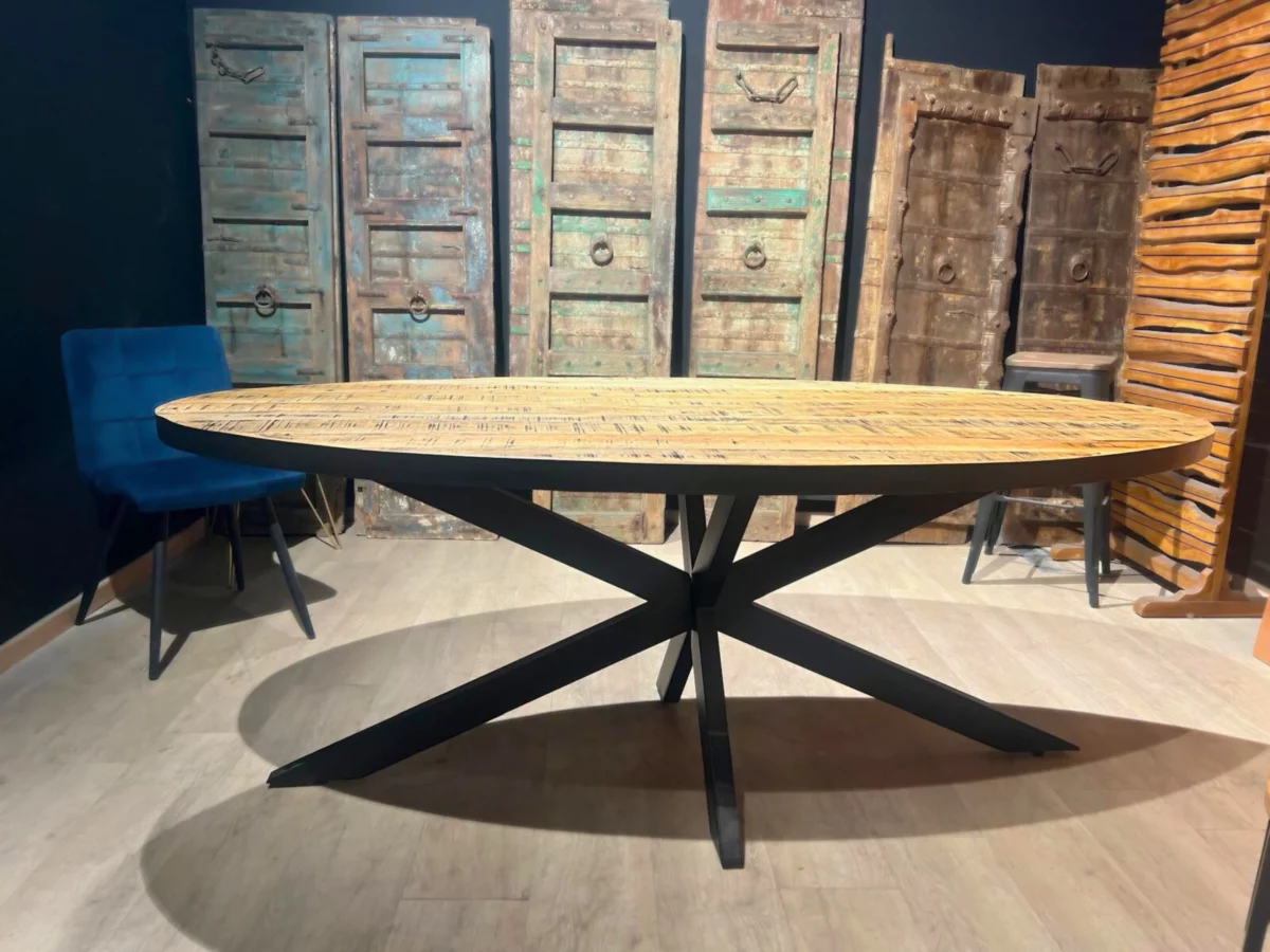 Une table à manger ovale