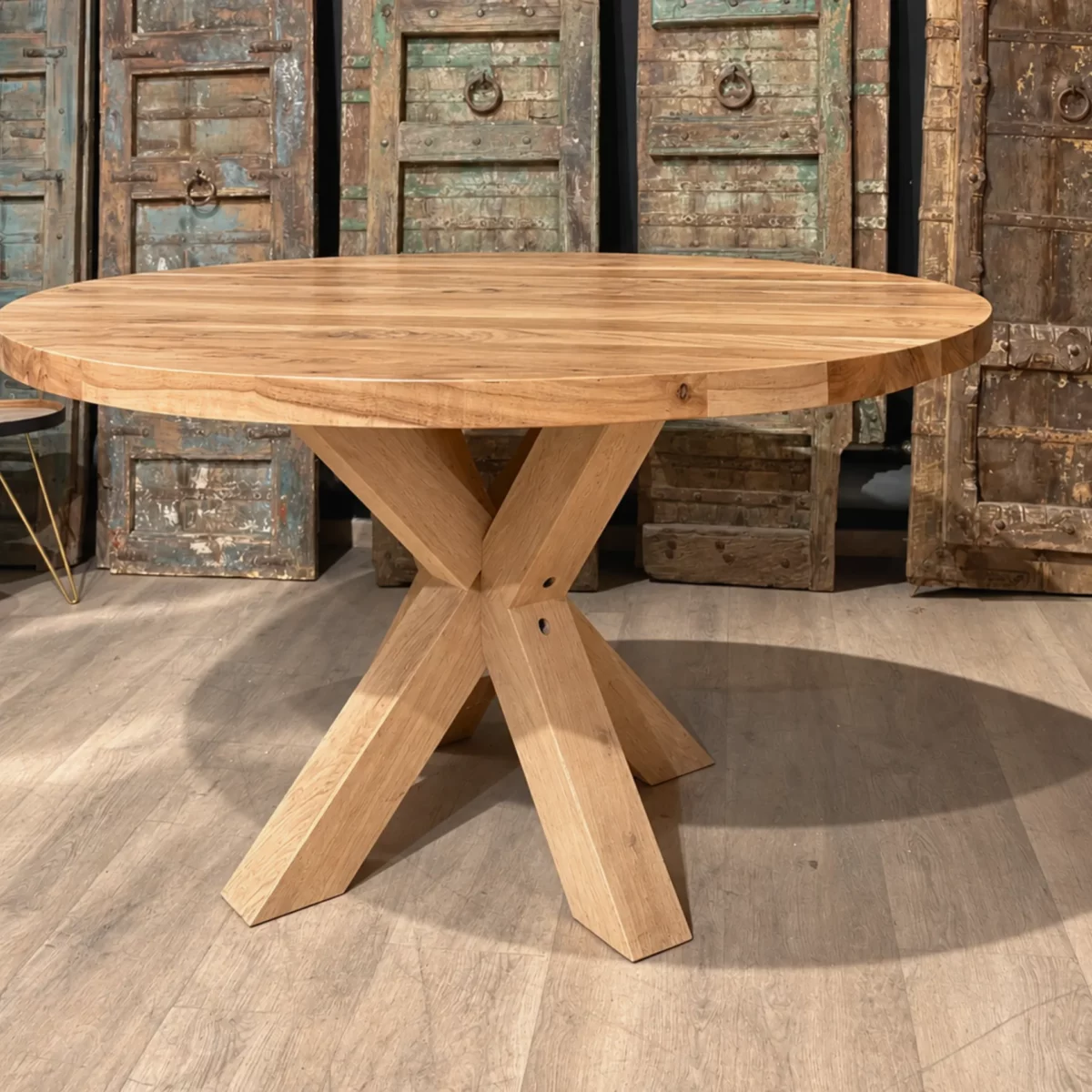 Une table en bois ronde