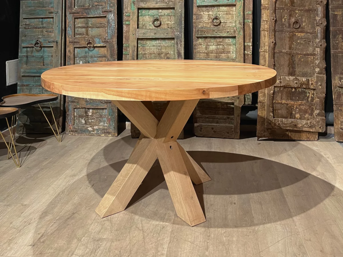 Une table en bois ronde