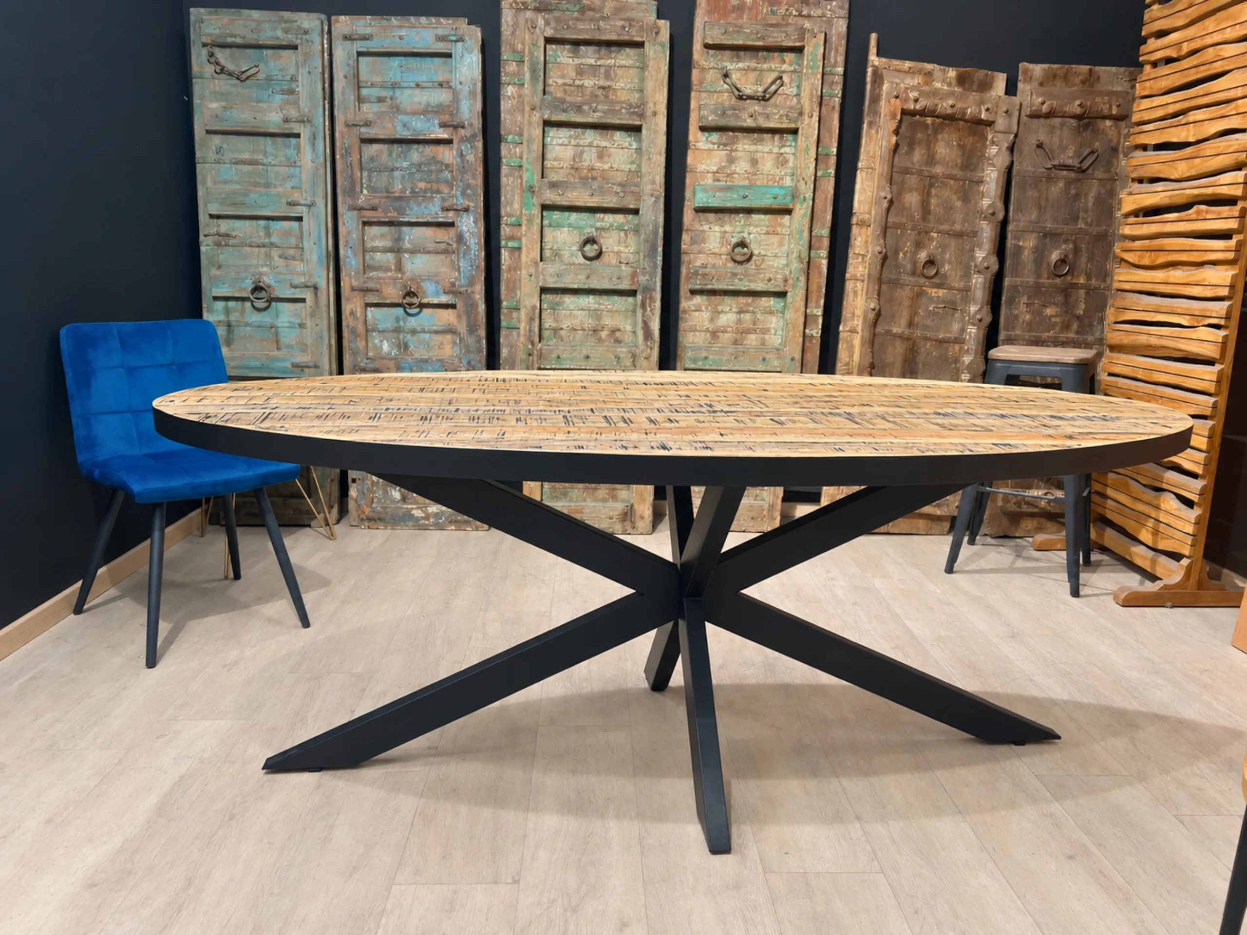 Une table en manguier ovale