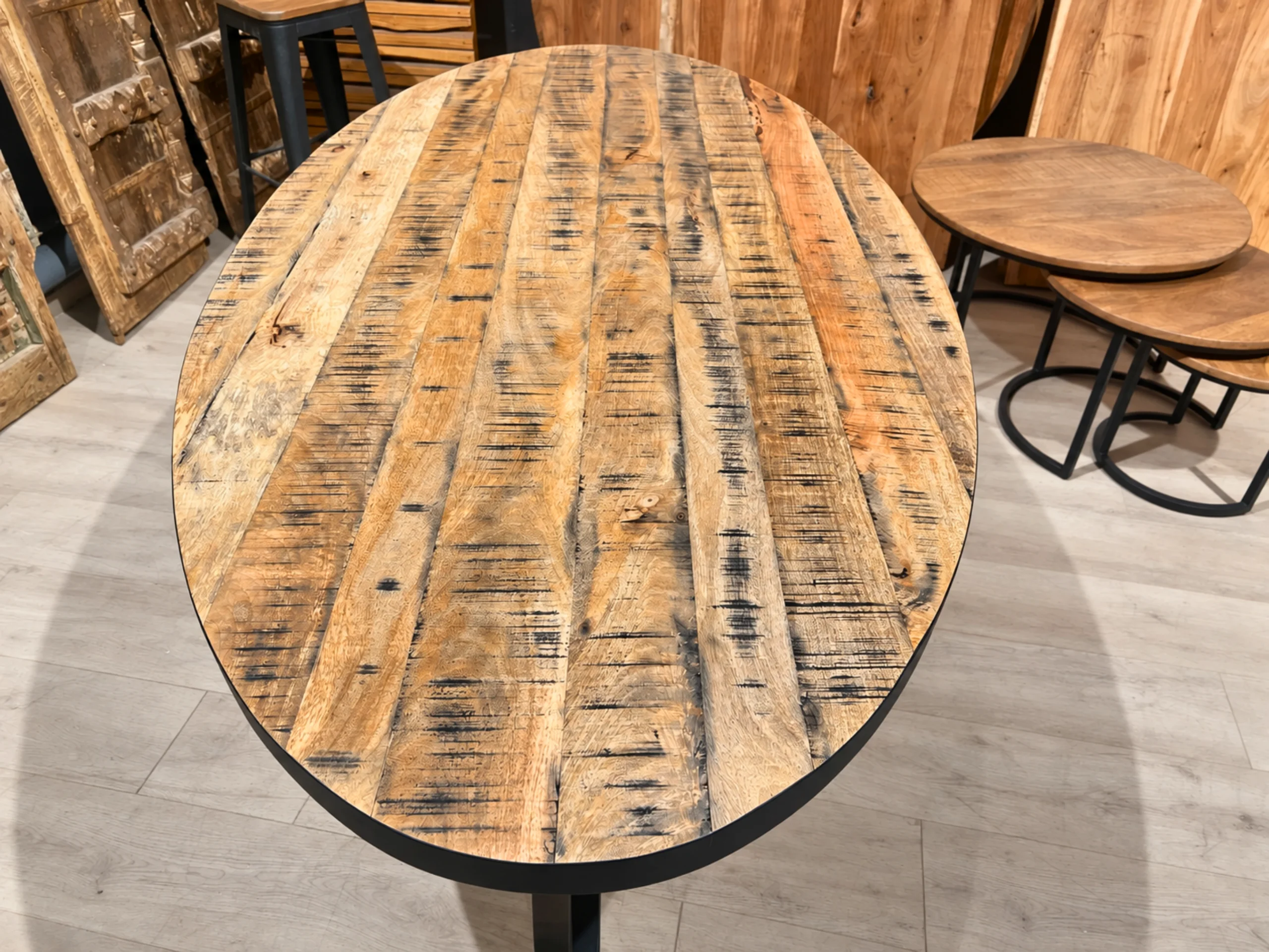 Une table ovale en manguier massif