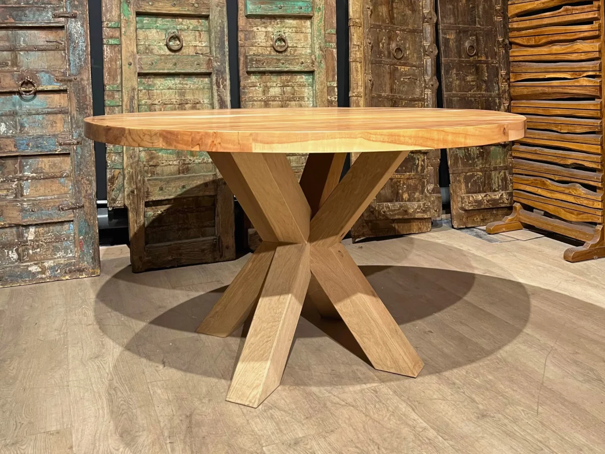 Une table ronde en bois