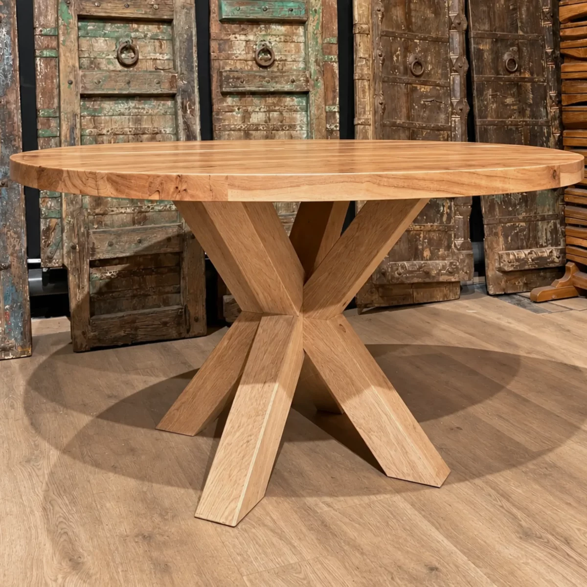 Une table ronde en bois massif