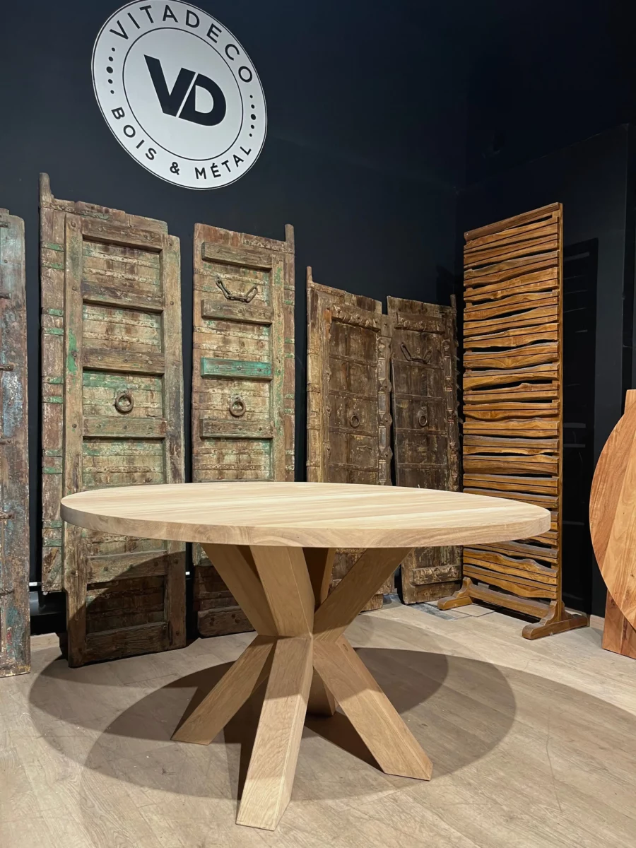 Une table ronde en bois massif
