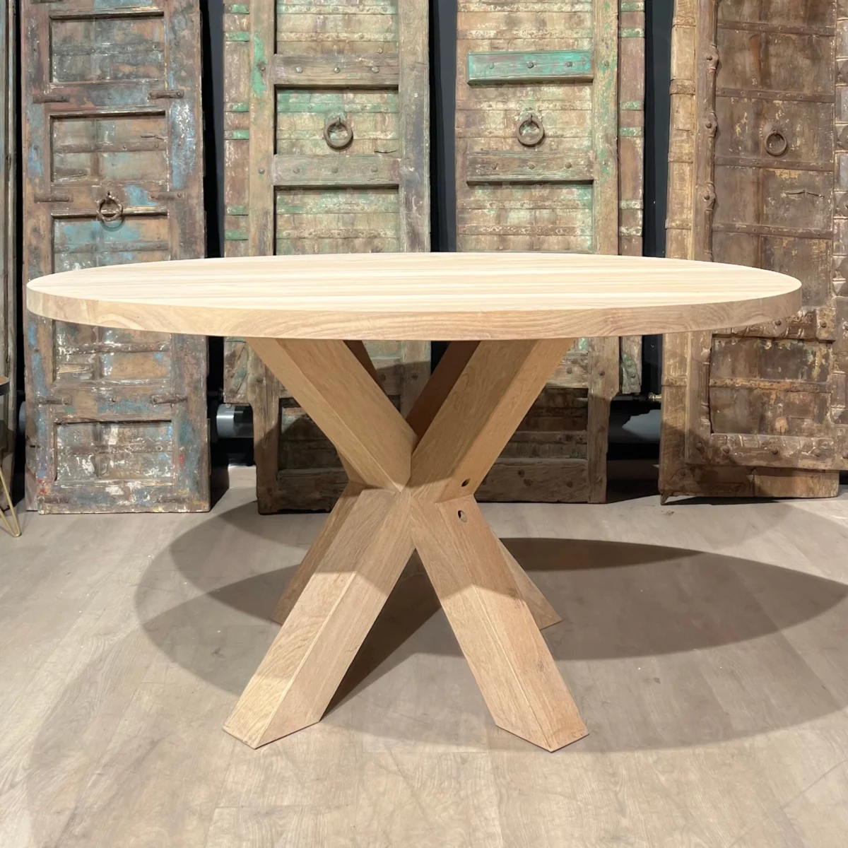Une table ronde en chêne