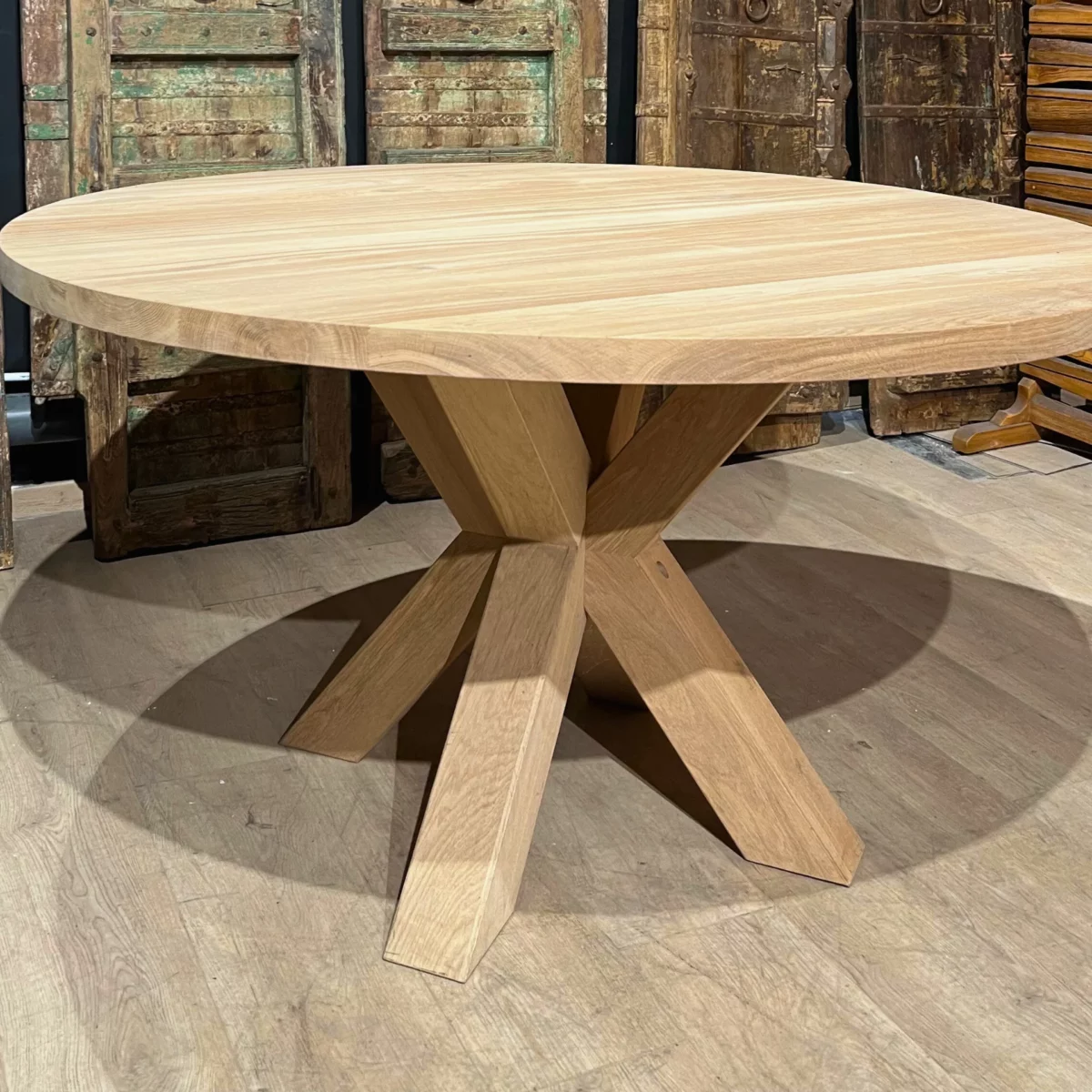 Une table ronde en chêne massif