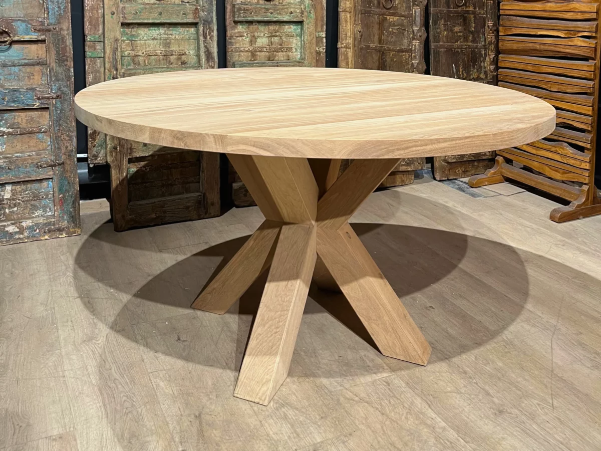 Une table ronde en chêne massif
