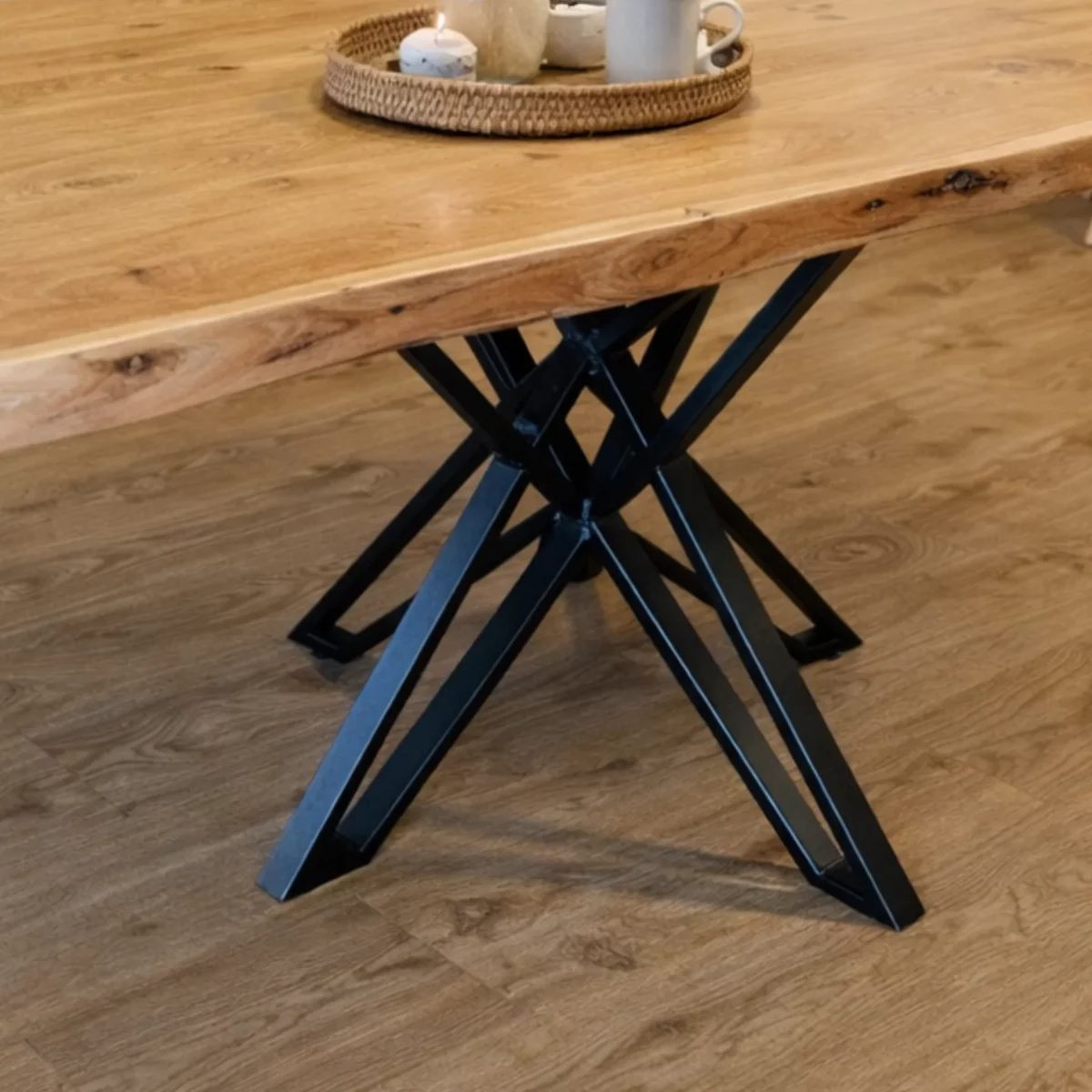 Un pied en métal pour table