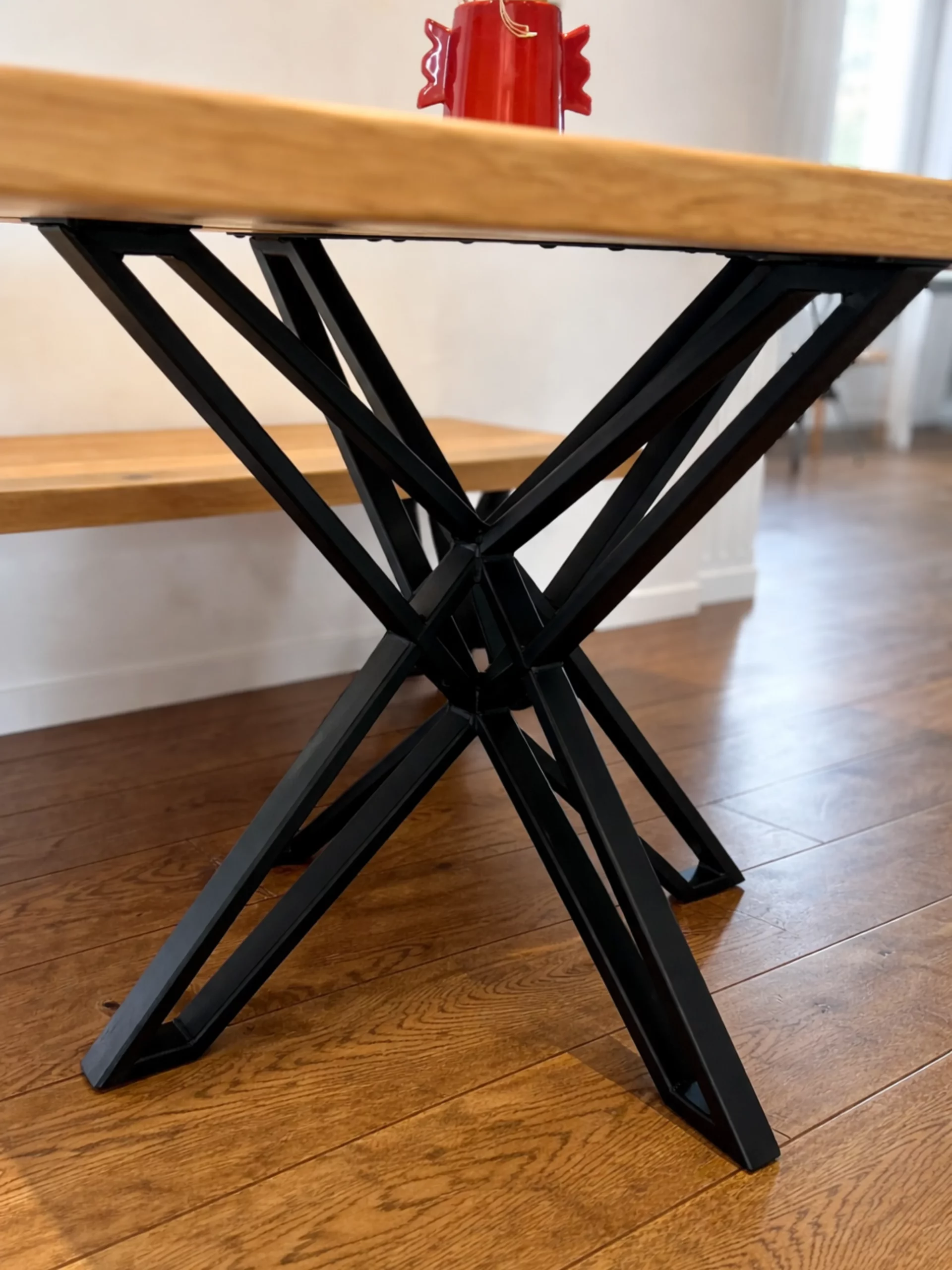 Un pied métallique pour table