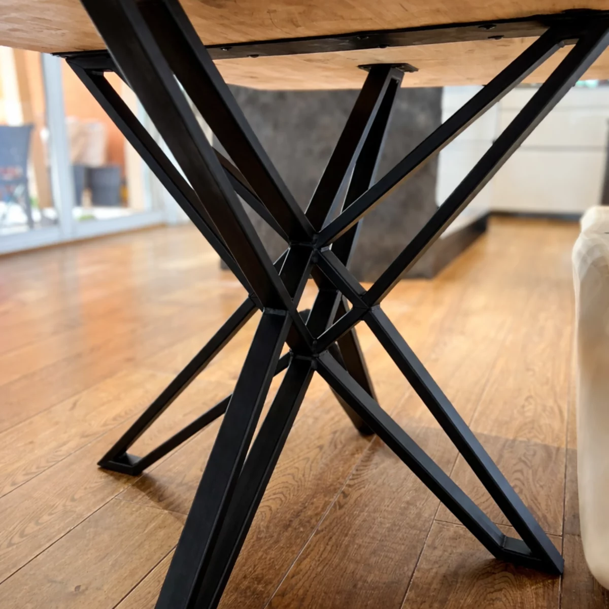 Un pied de table en métal noir