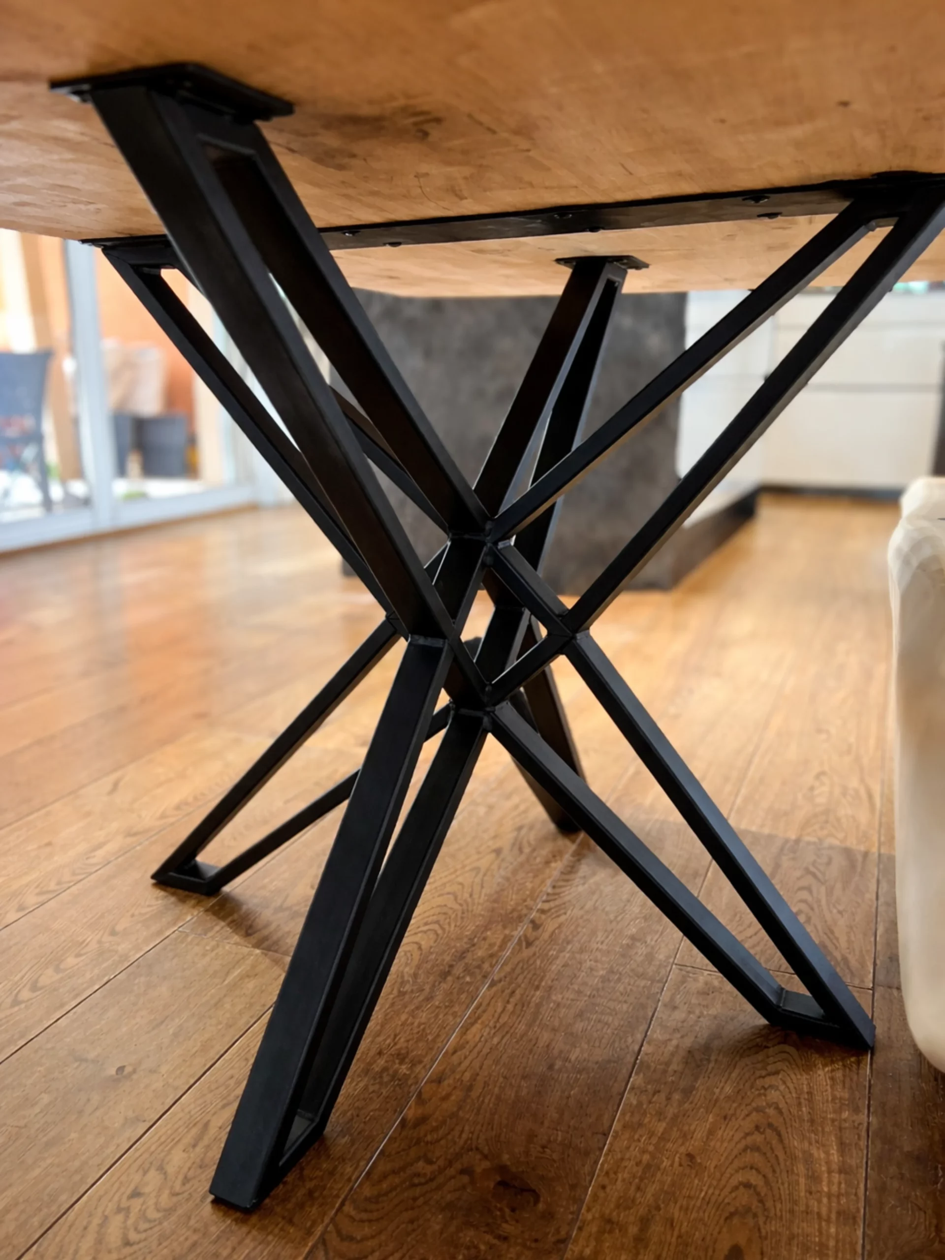 Un pied de table en métal noir