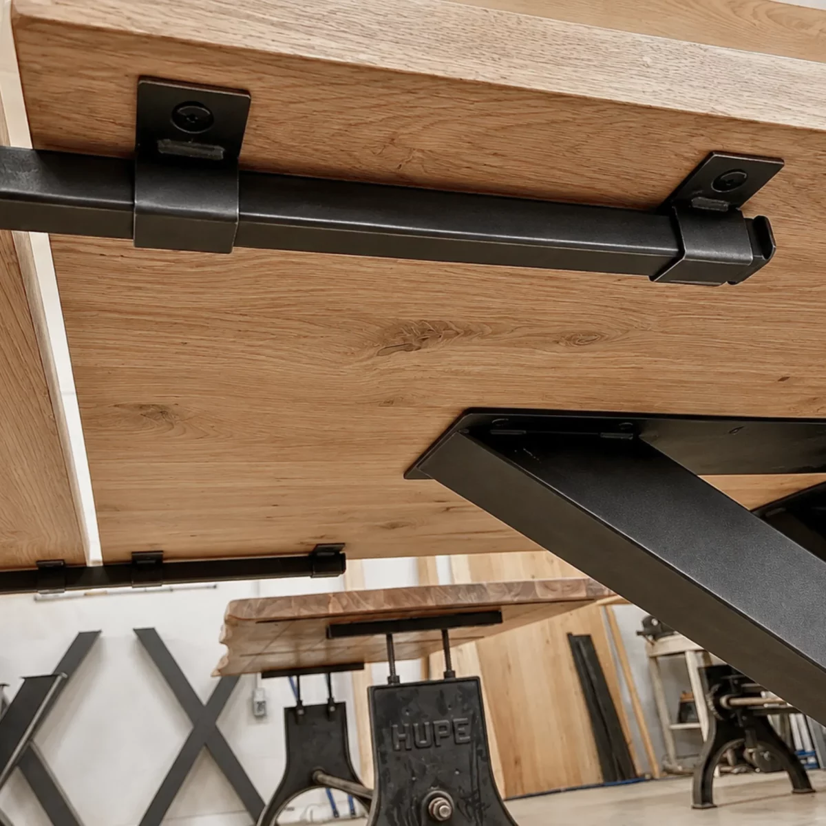 Un système de rallonge pour table en bois massif