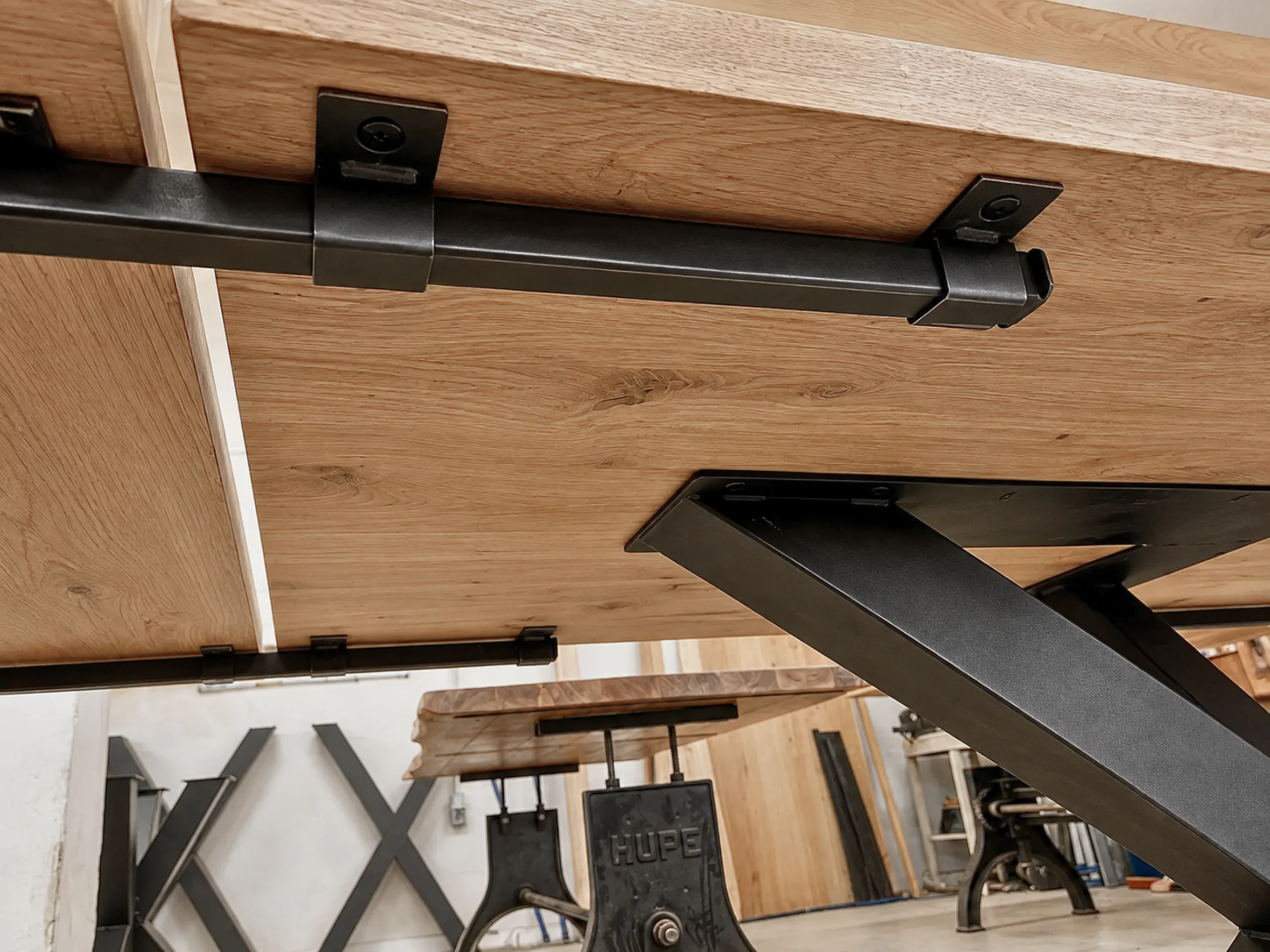 Un système de rallonge pour table en bois massif