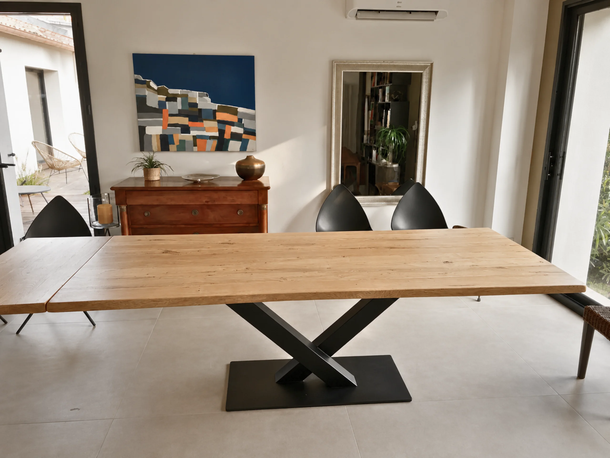 Une table à manger avec rallonge