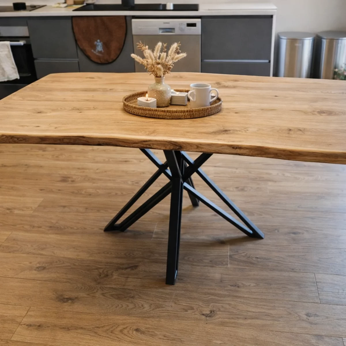 Une table de salle à manger dans une cuisine