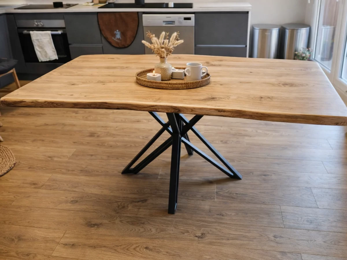 Une table de salle à manger dans une cuisine