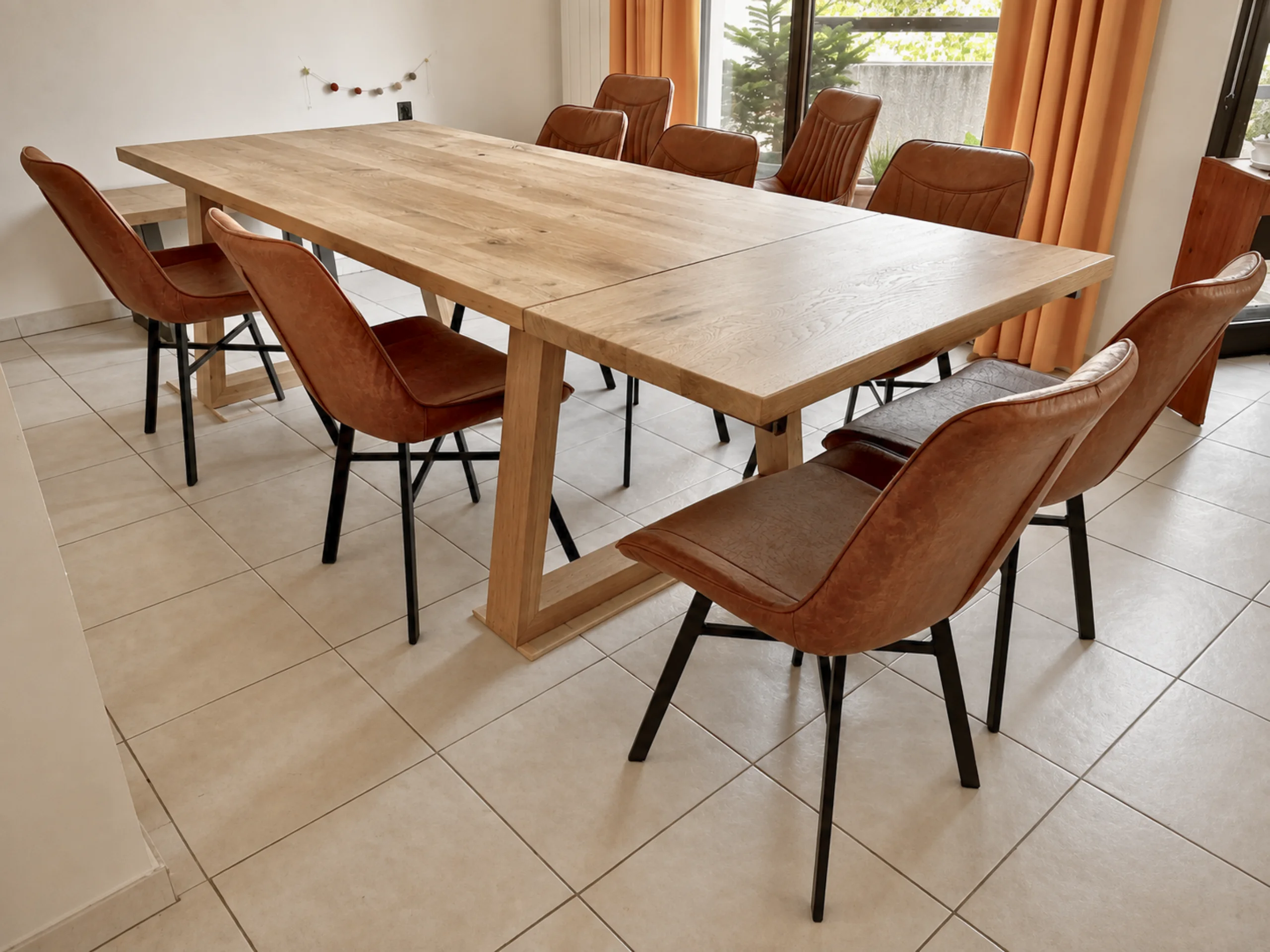 Une table avec une rallonge en bois massif