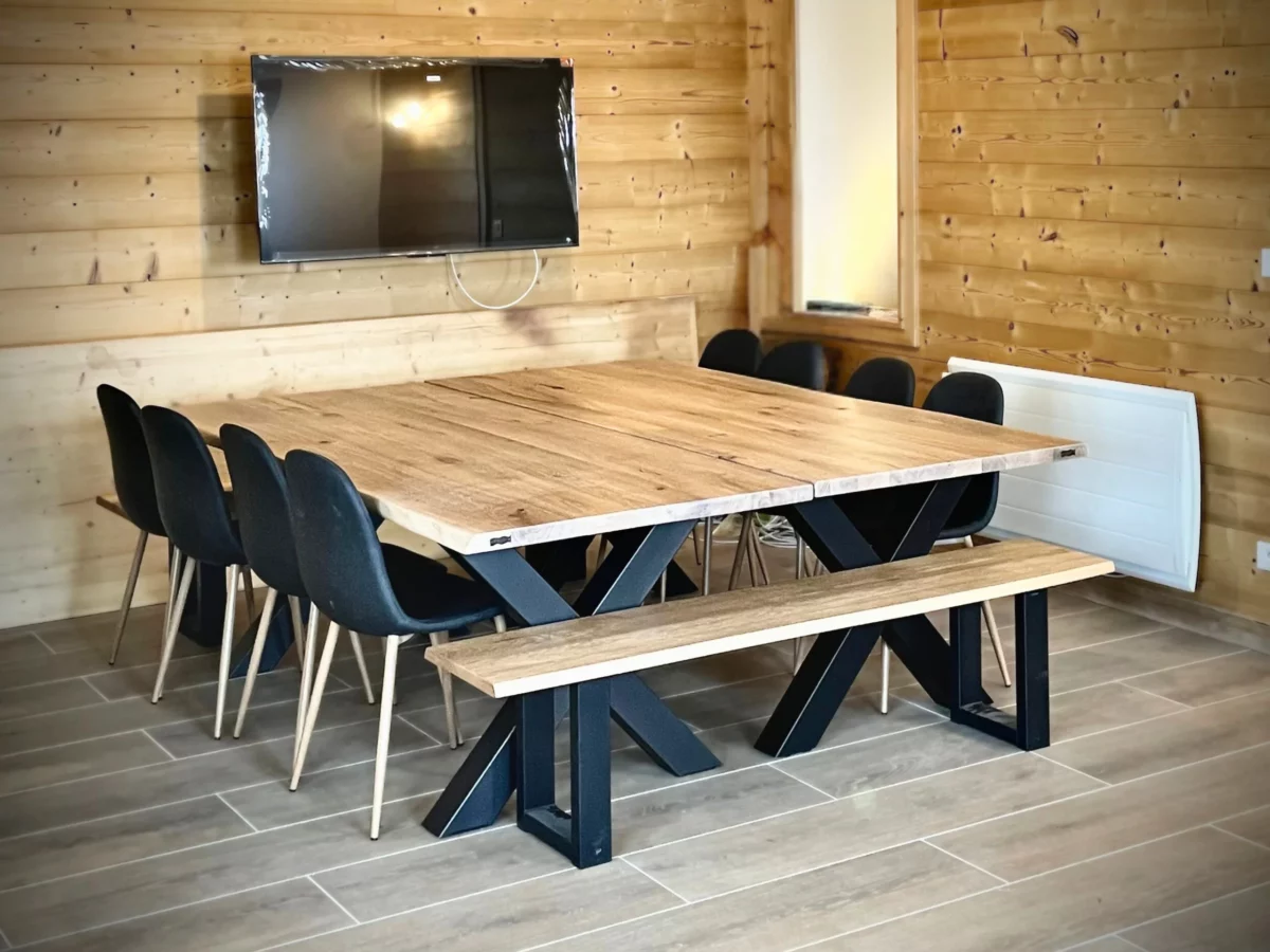 Un banc avec une table à manger