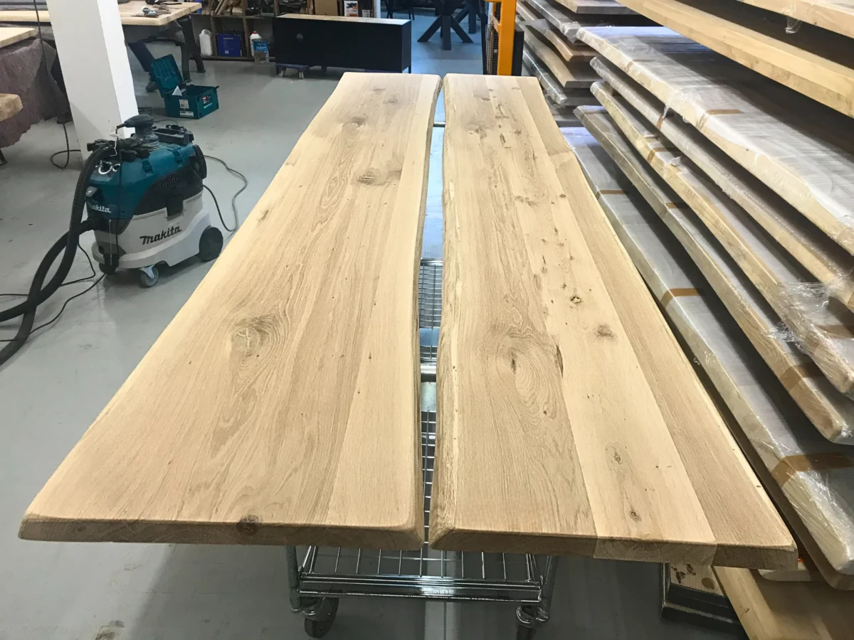 Du bois pour des bancs de table