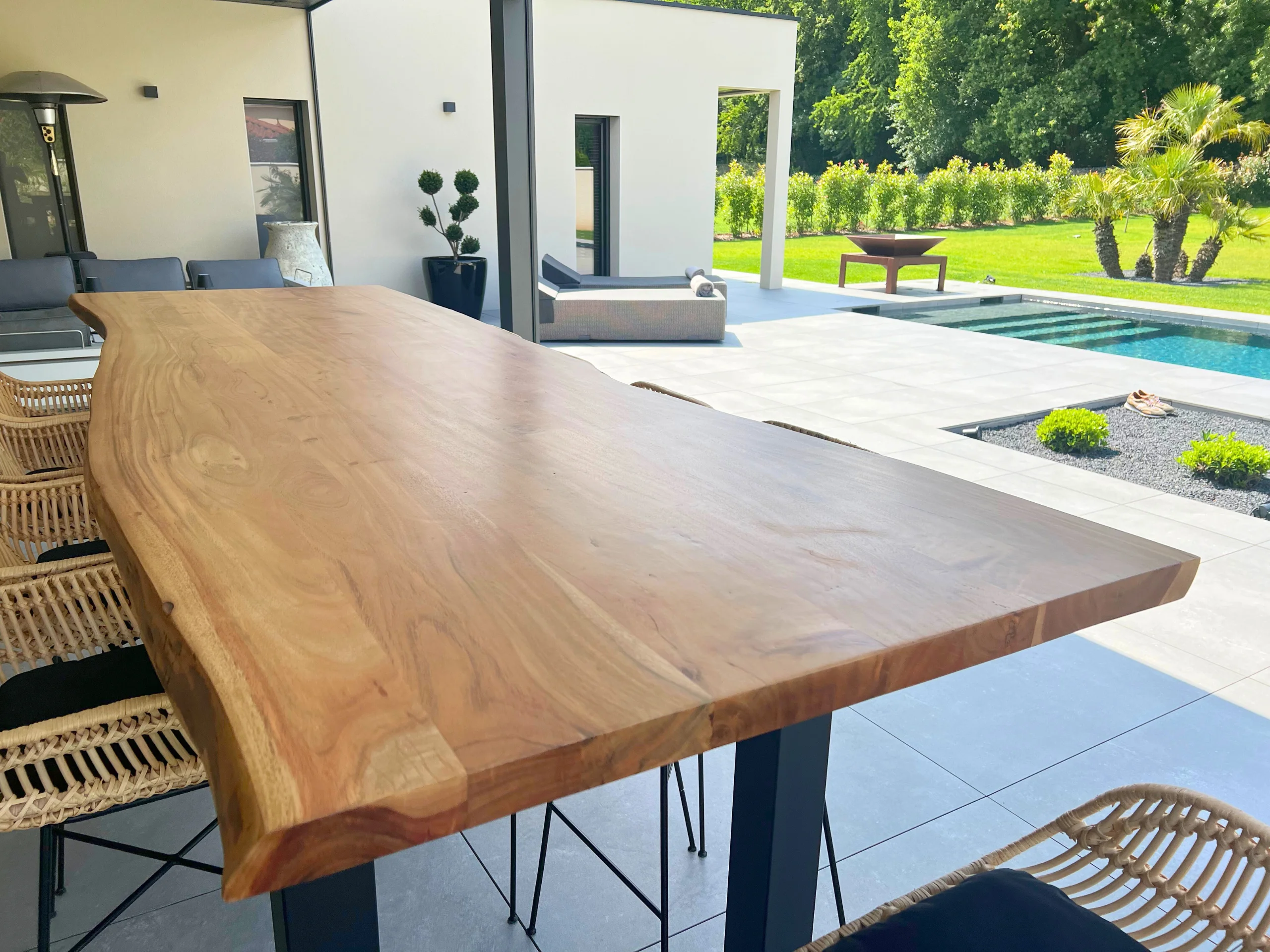 Un plateau de table en bois massif en extérieur