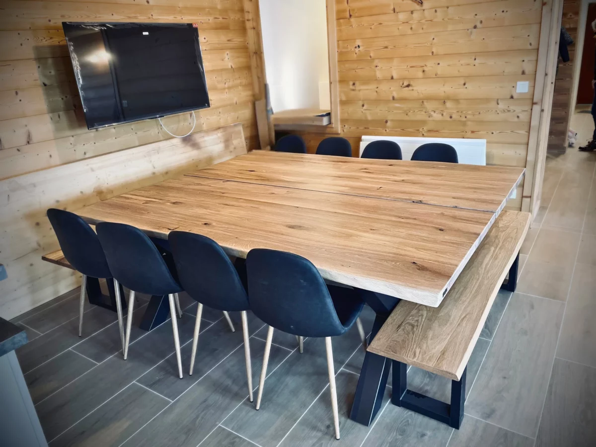 Une table à manger avec un banc