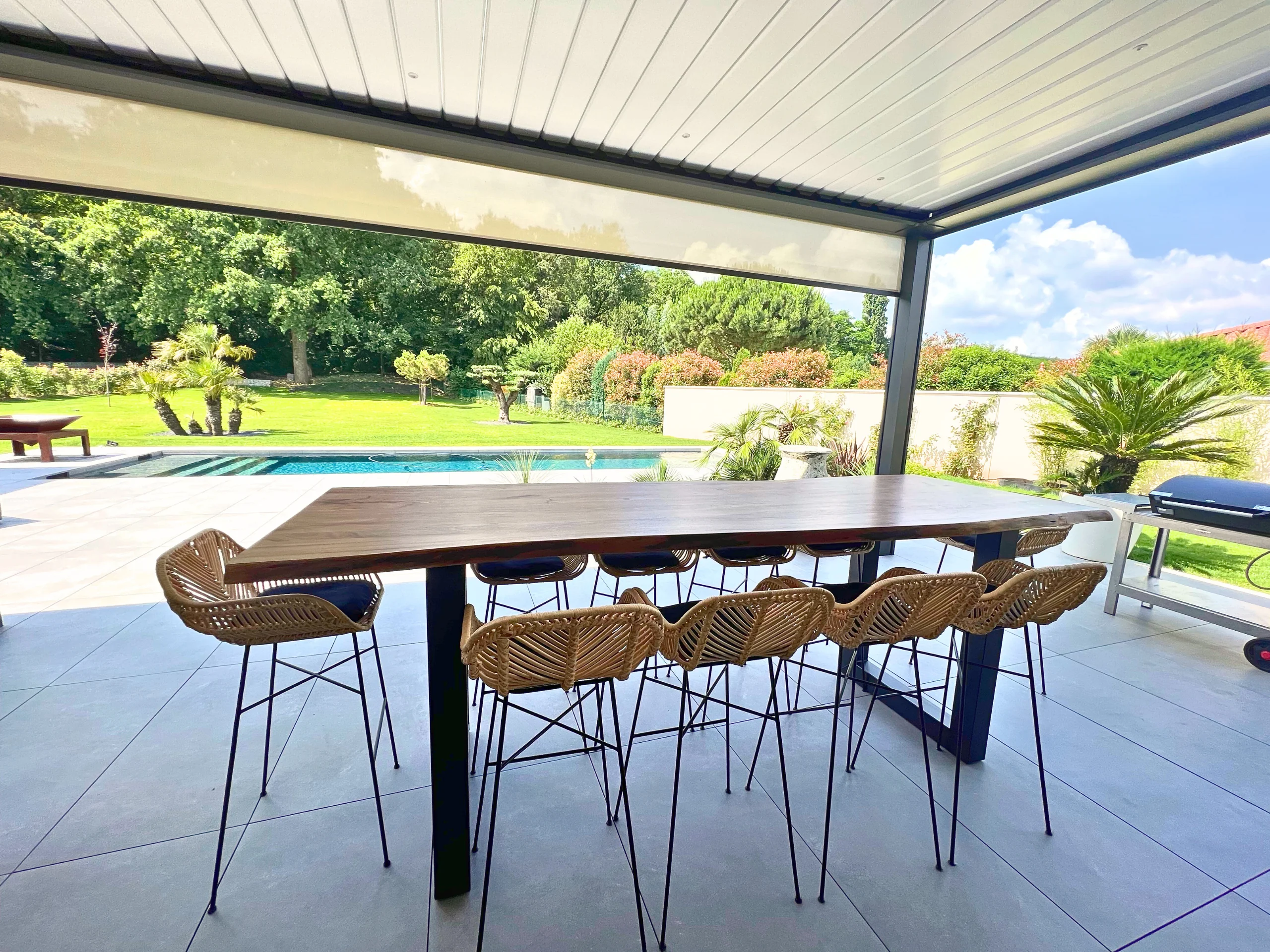 Table en bois massif en extérieur