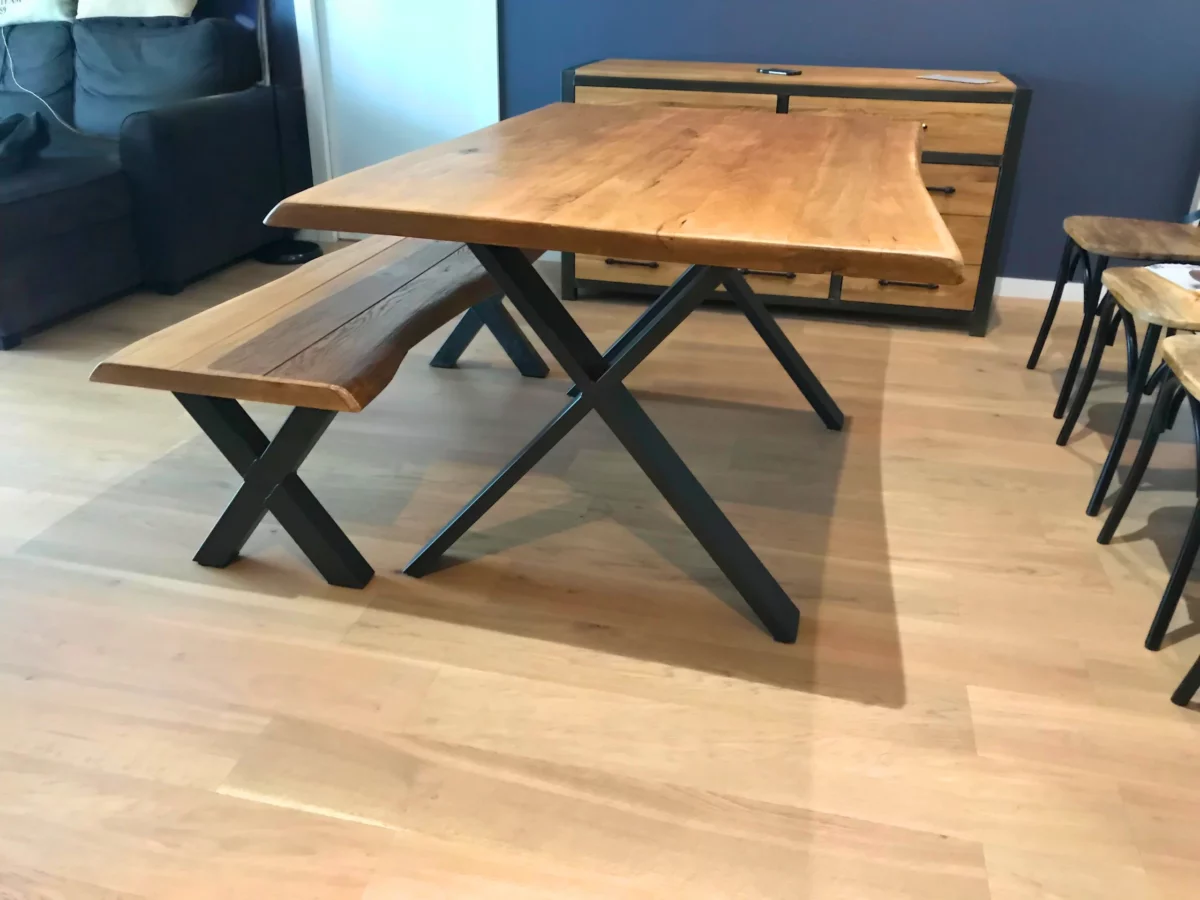 Un banc de salle à manger en chêne