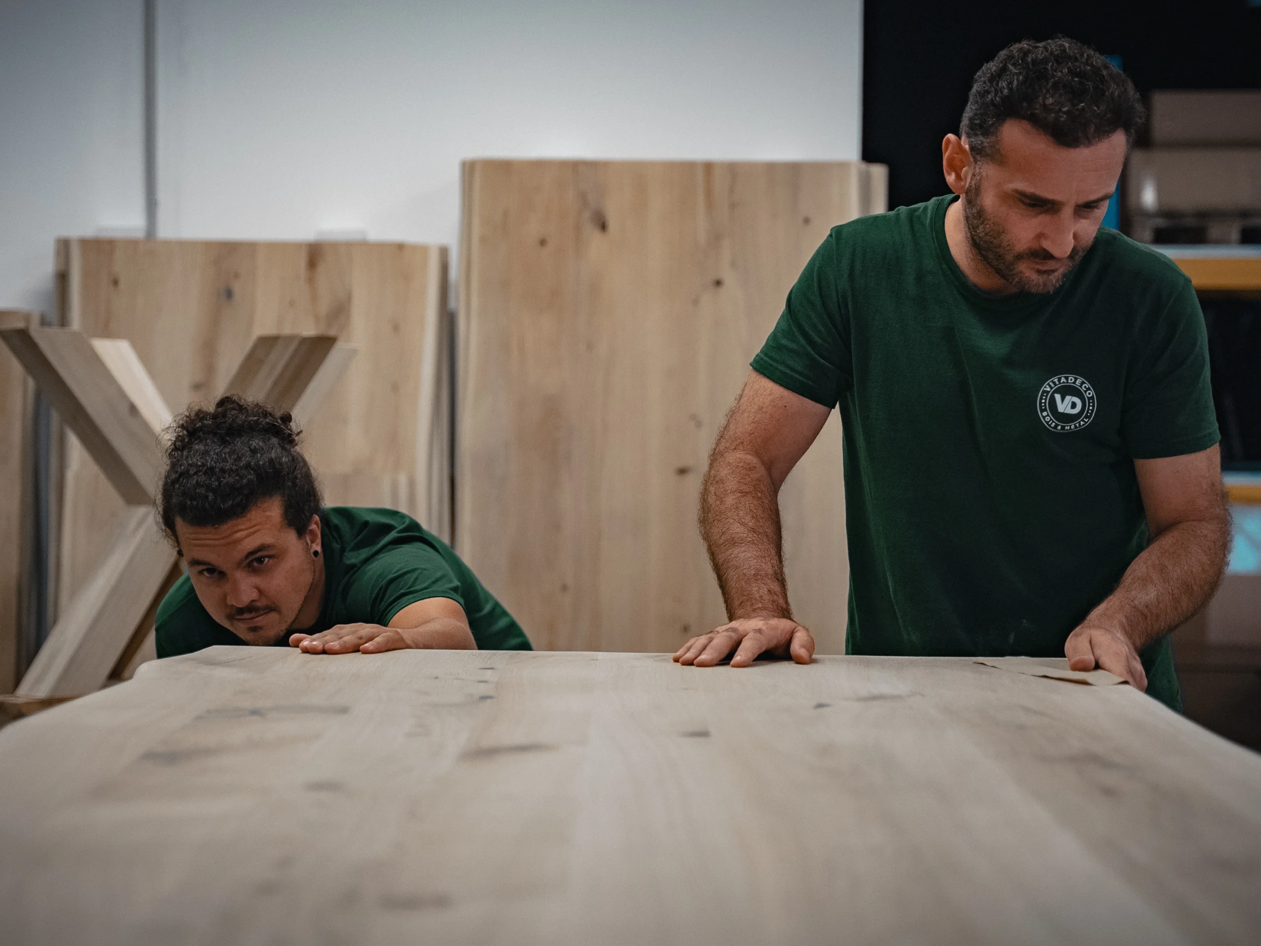 Le ponçage d'une table en bois à la main