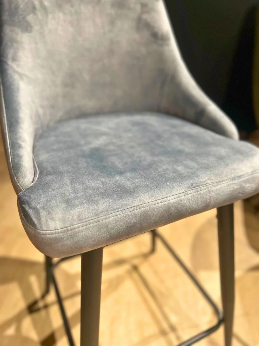 Une chaise à hauteur d'ilot