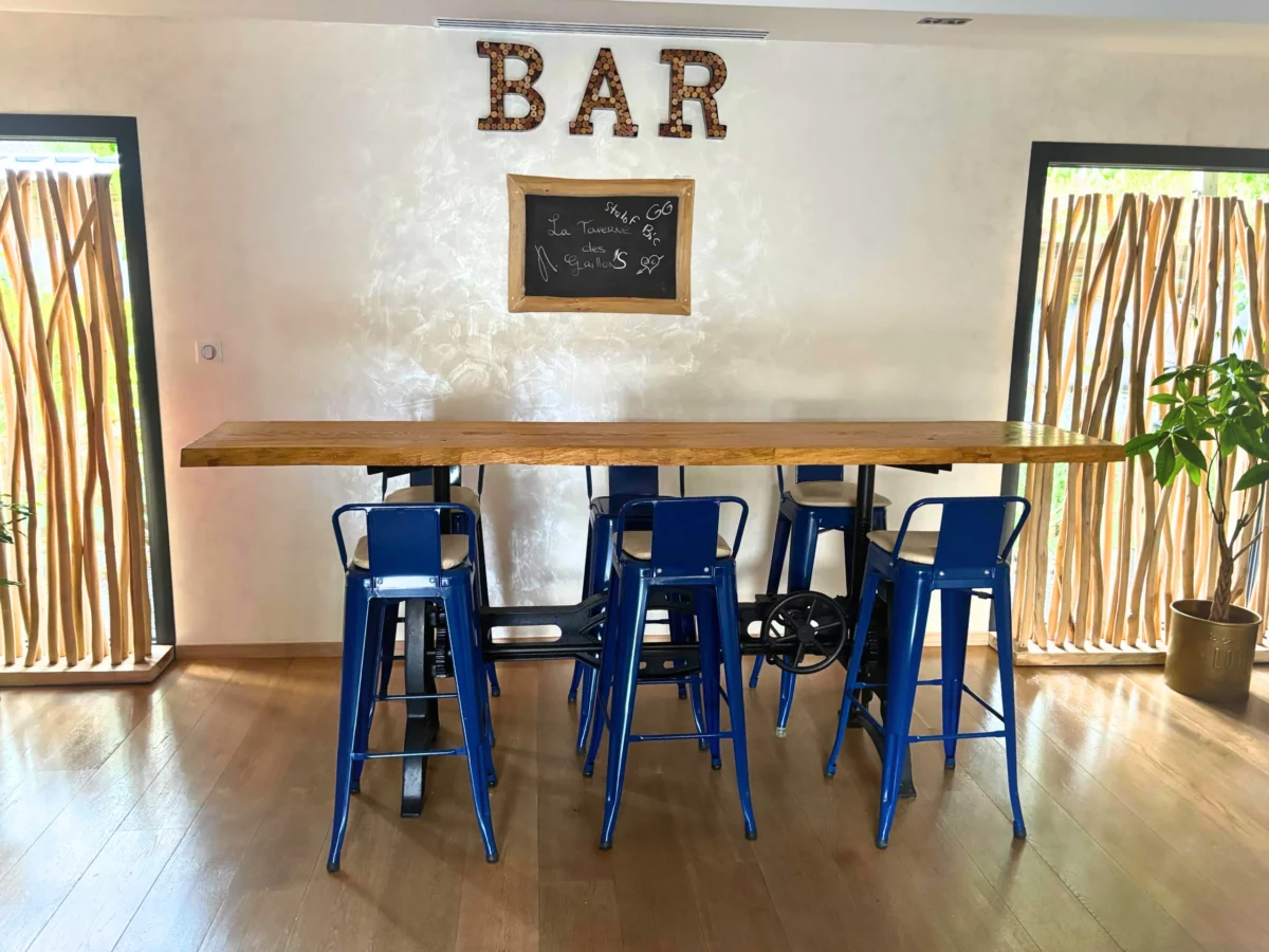Un comptoir de bar haut