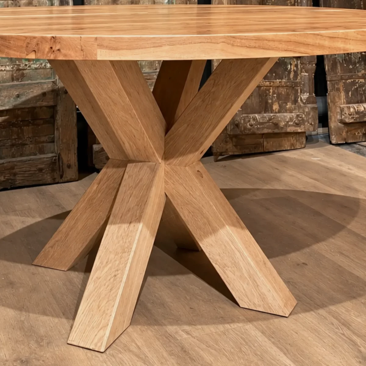 A central leg for a round table