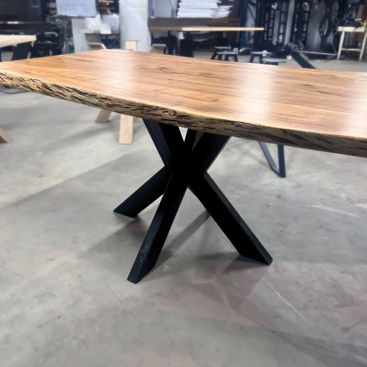 Une petite table en bois massif