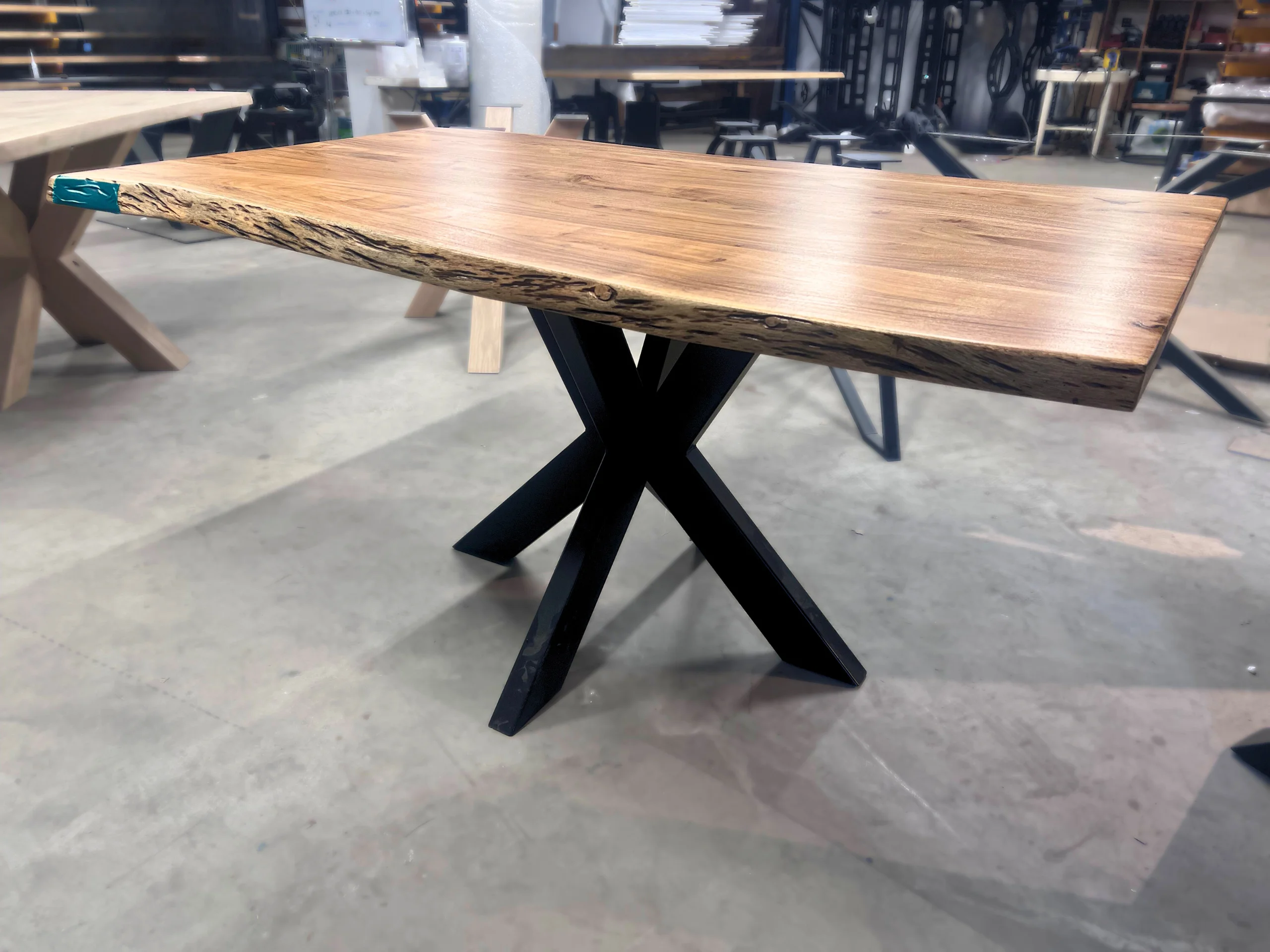 Une petite table en bois massif