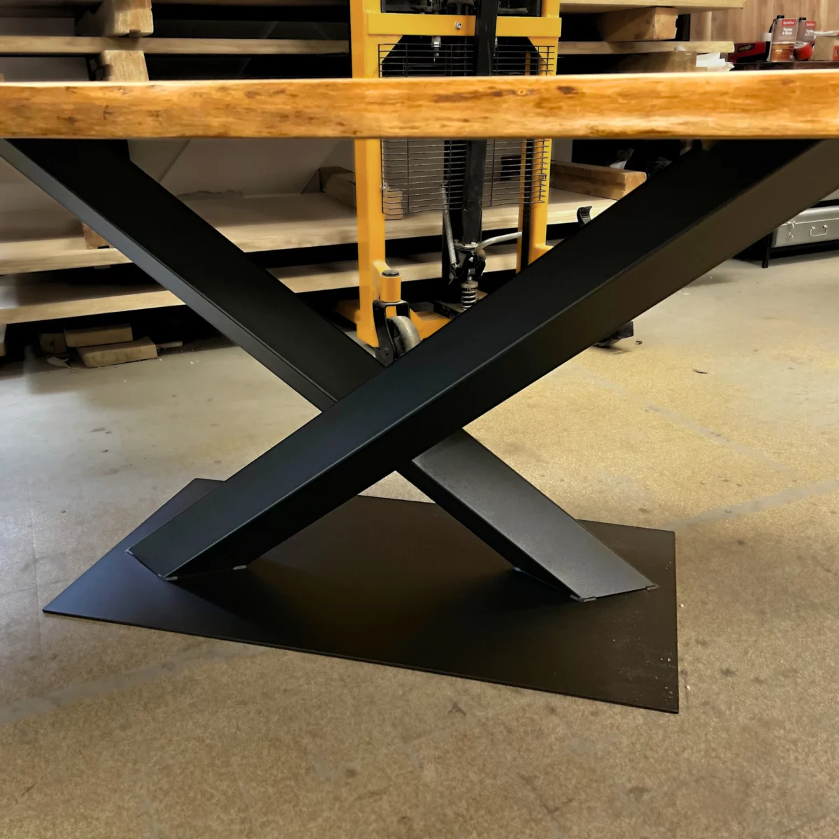 Un pied central pour table en bois