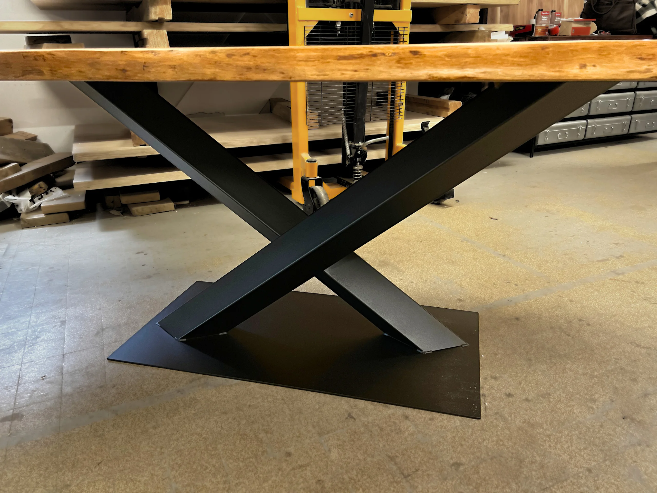 Un pied central pour table en bois