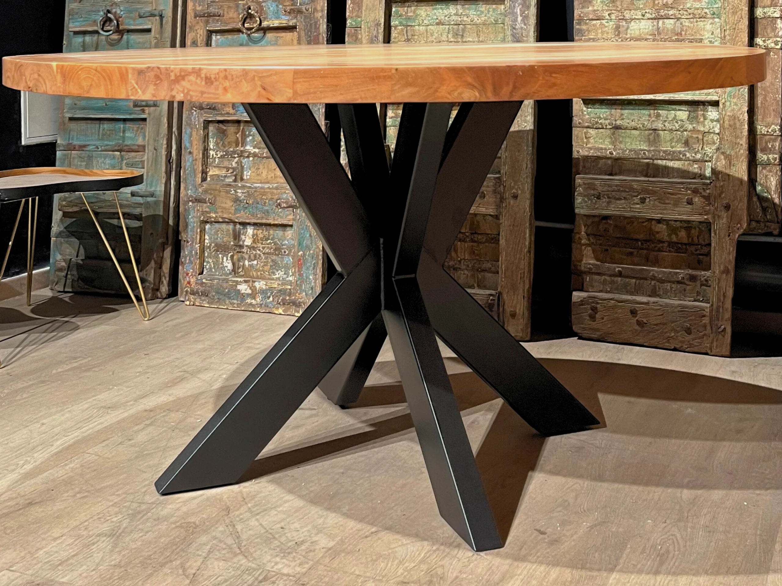 Un pied en acier pour petite table